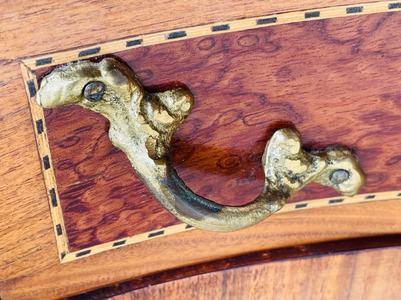 Commode style Louis XV en loupe d'orme et noyer