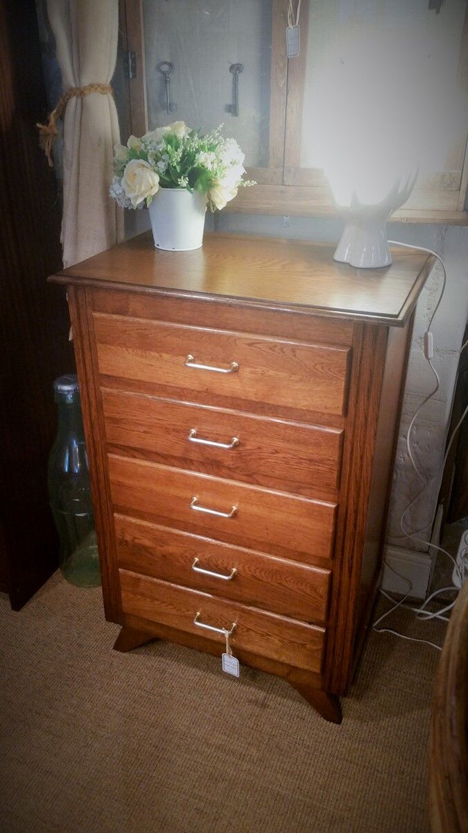 Dresser with feet compass