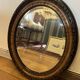Miroir ovale vintage orné avec cadre en bois sculpté ; bronze/or en patine.