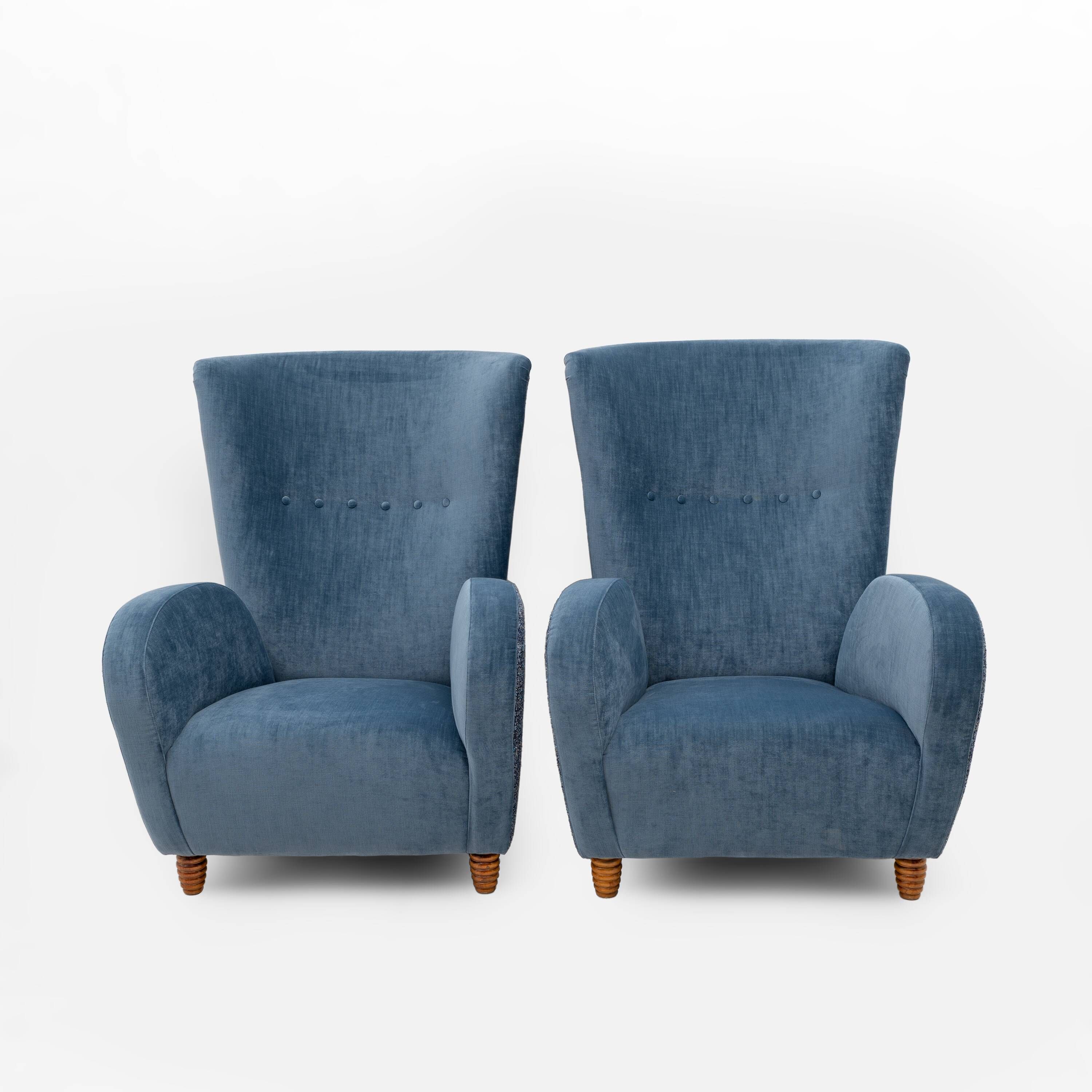 Paire de fauteuils à dossier haut italiens Paolo Buffa en velours bleu et chenille.