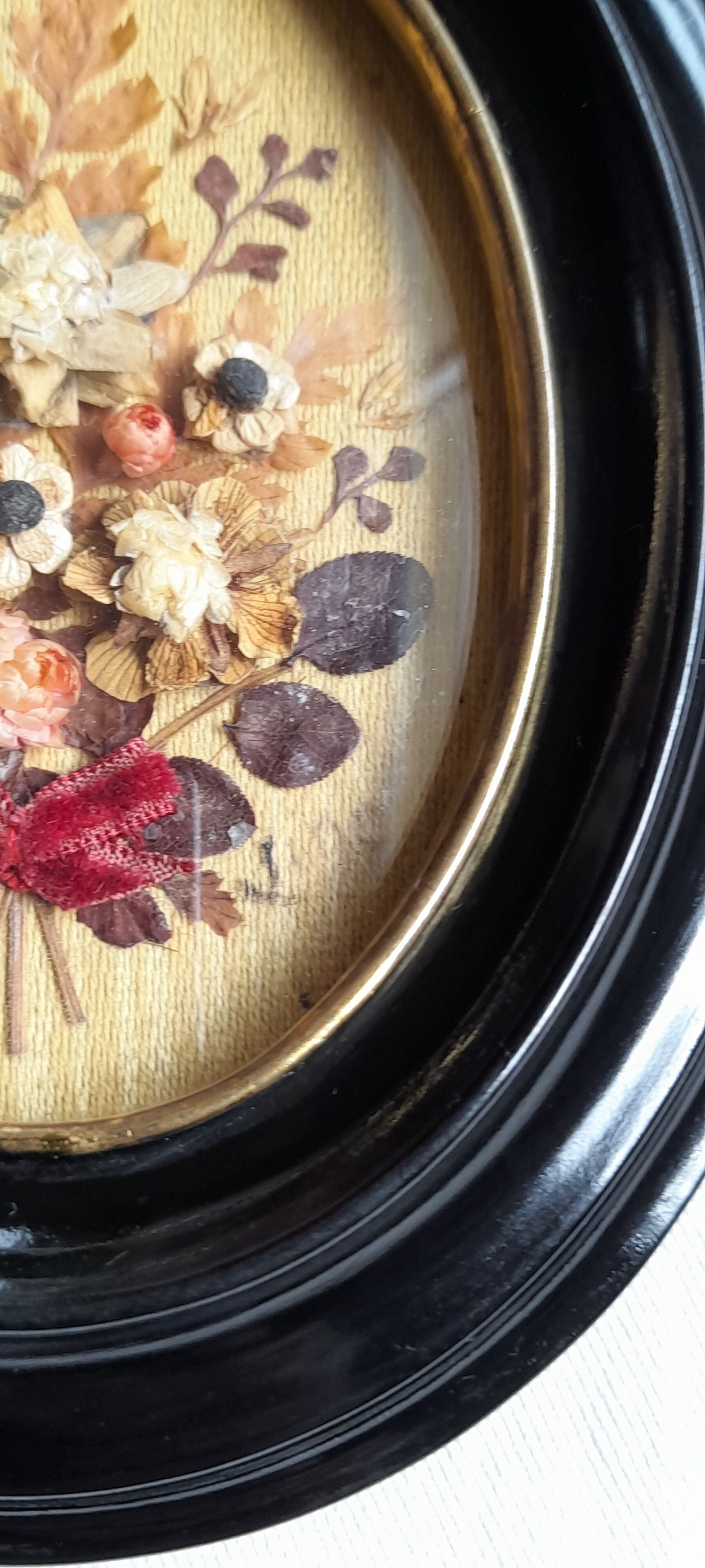 Oval frame dried flower