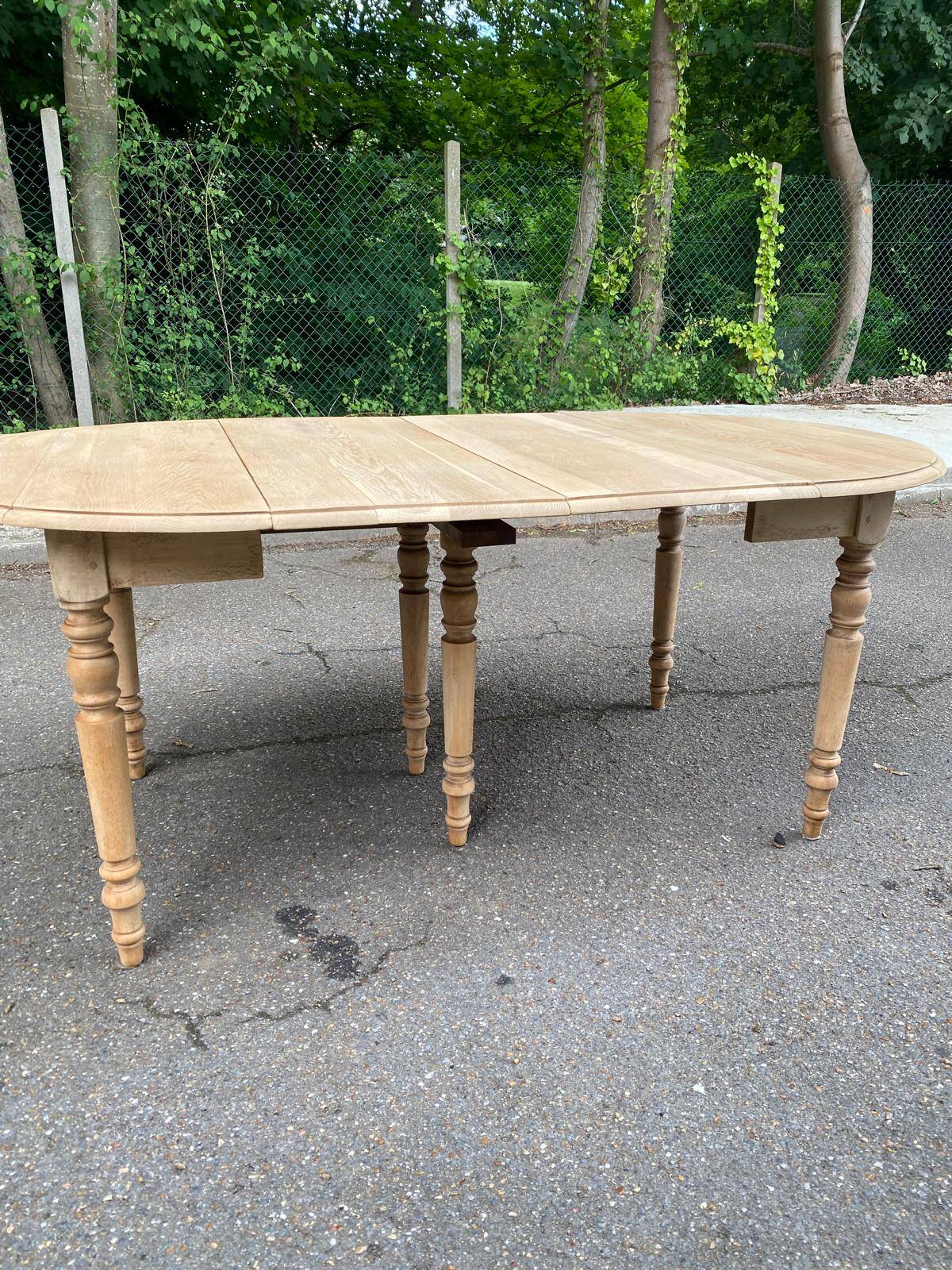 Renovated Louis Philippe round extendable dining table, 19th century