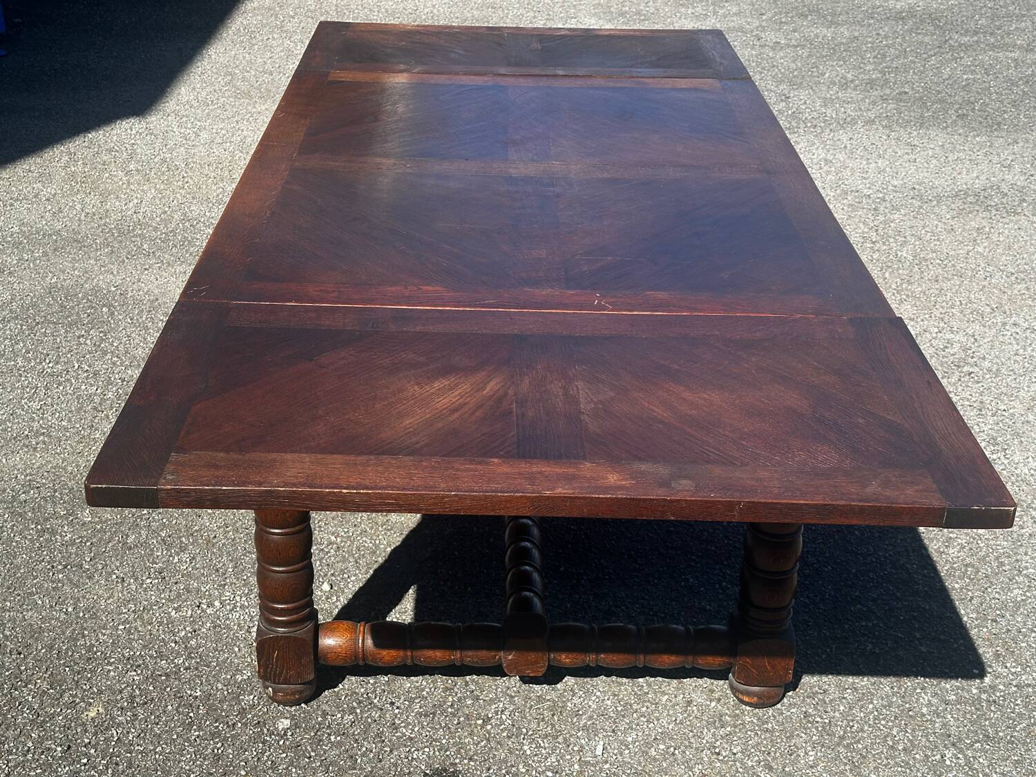 Solid oak extendable table, turned legs – 19th century
