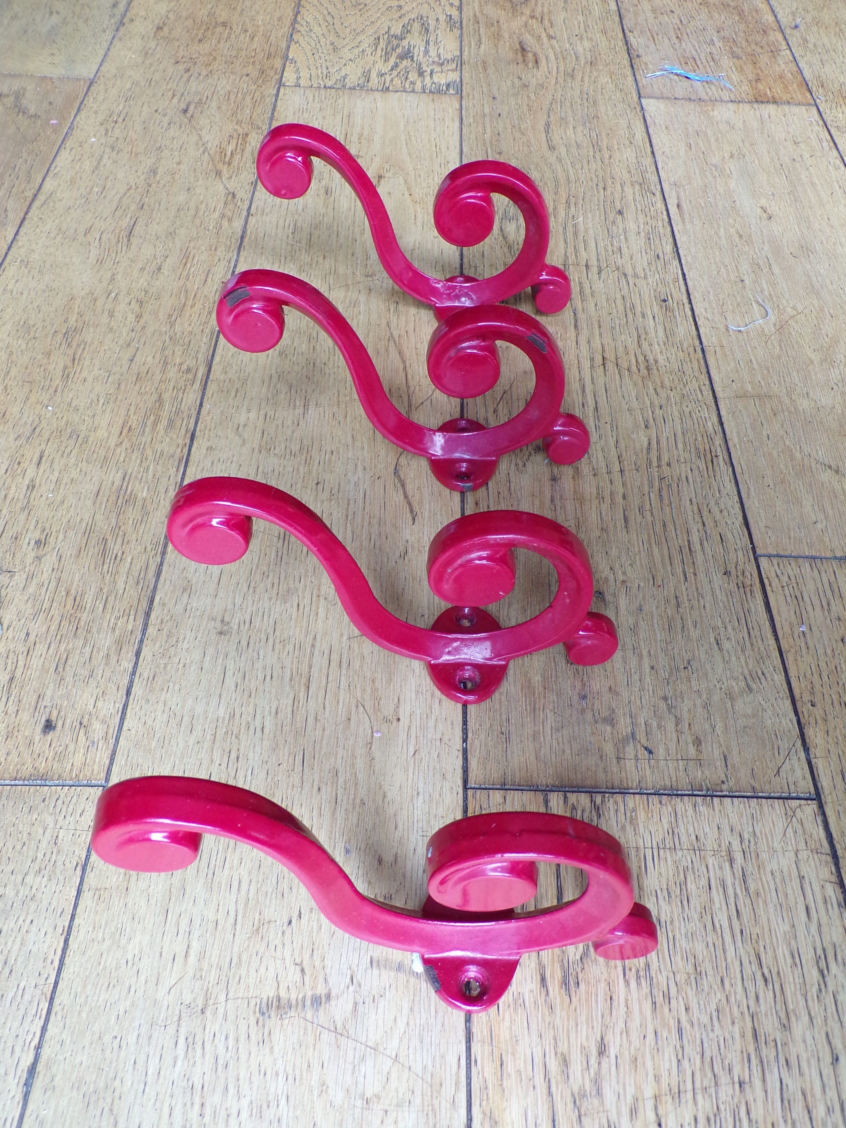 Set 4 enamelled cast iron hooks