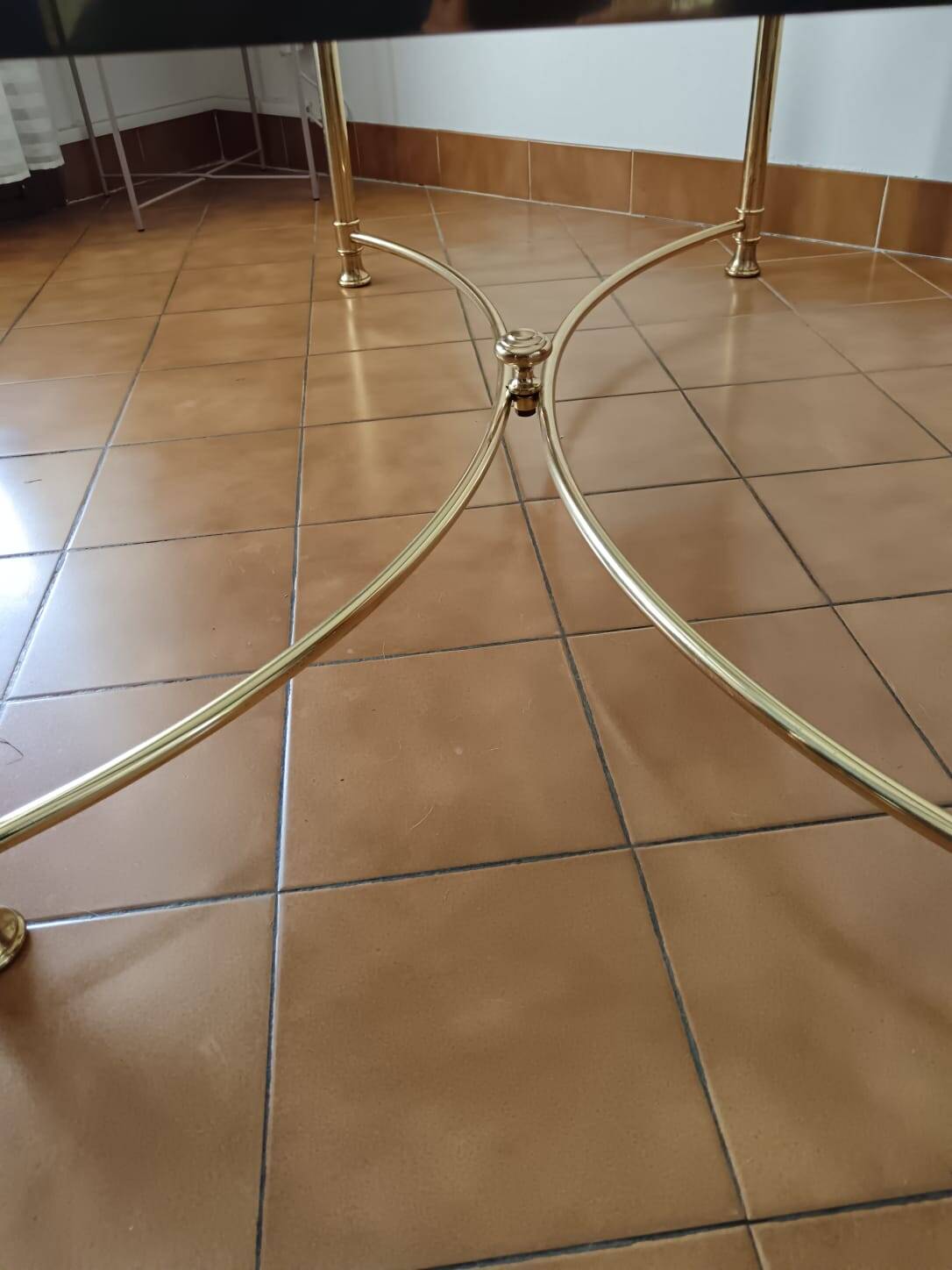 Table basse en laiton et verre fumé