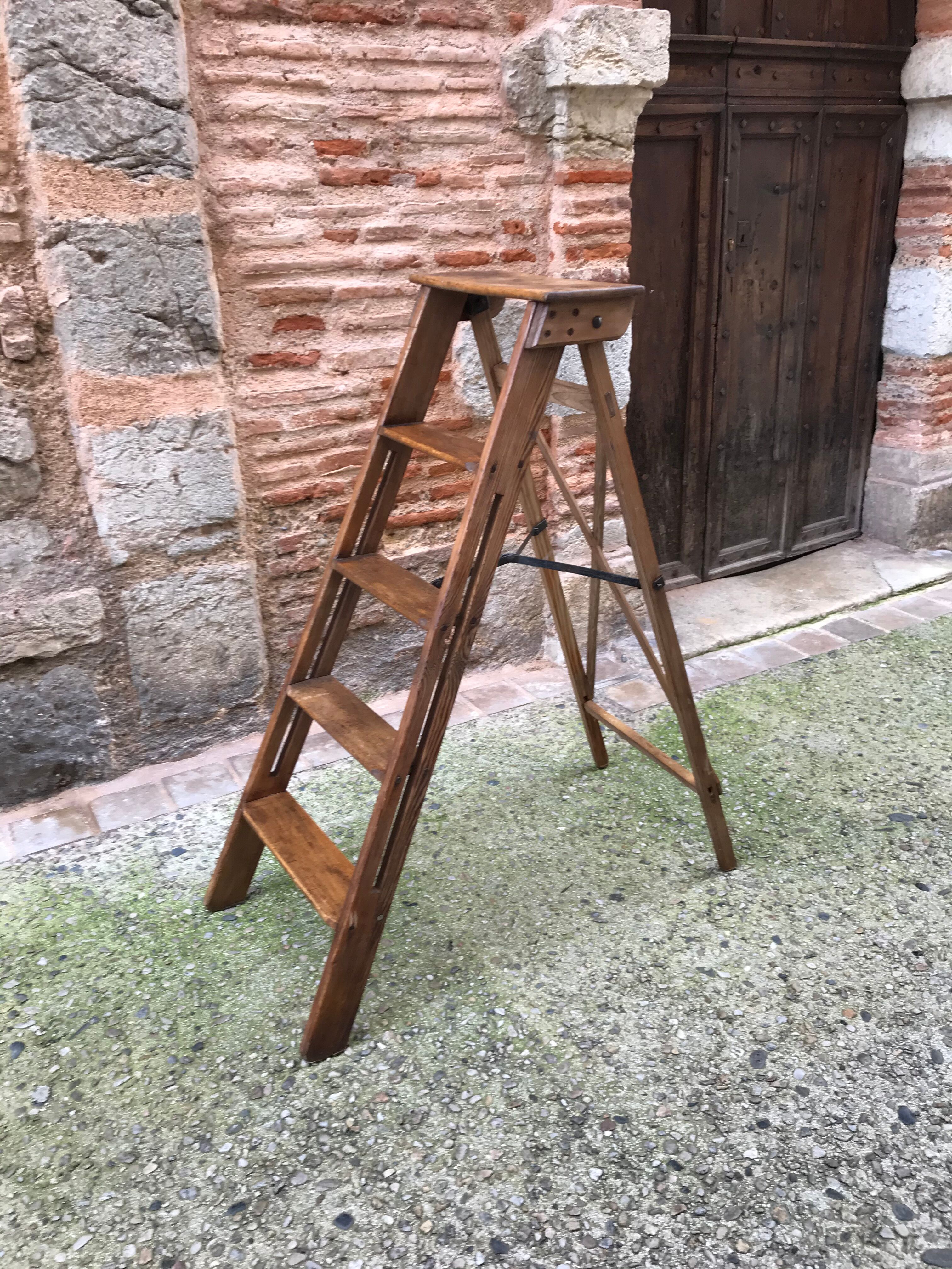 Wooden painter stepladder