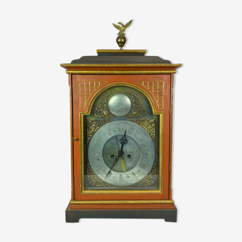 Fireplace clock painted and of brass, as well as decorated with figurine of brass, from around 1860.