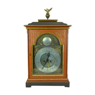 Fireplace clock painted and of brass, as well as decorated with figurine of brass, from around 1860.