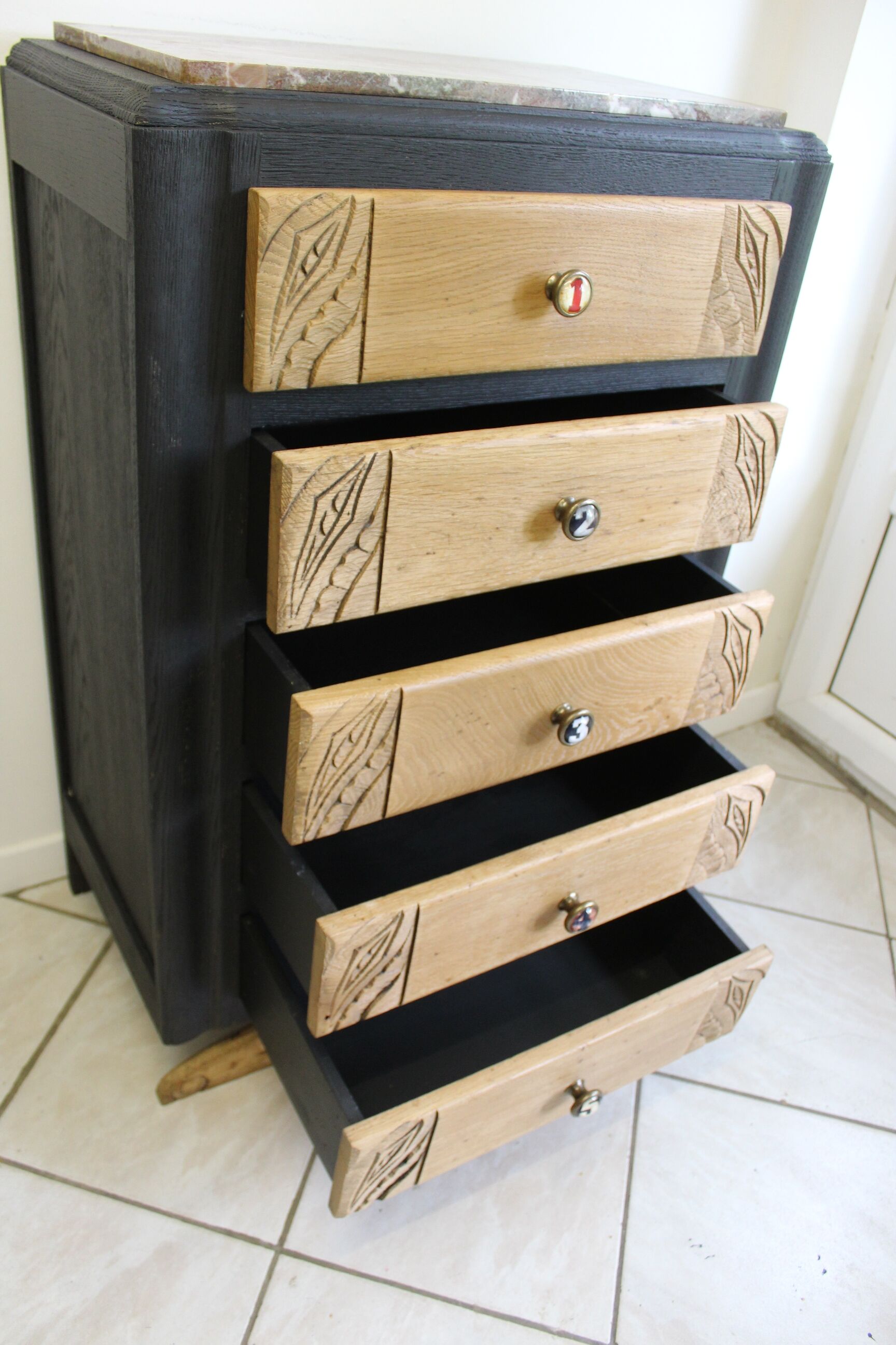 Chest of 5 drawers black figures and wood