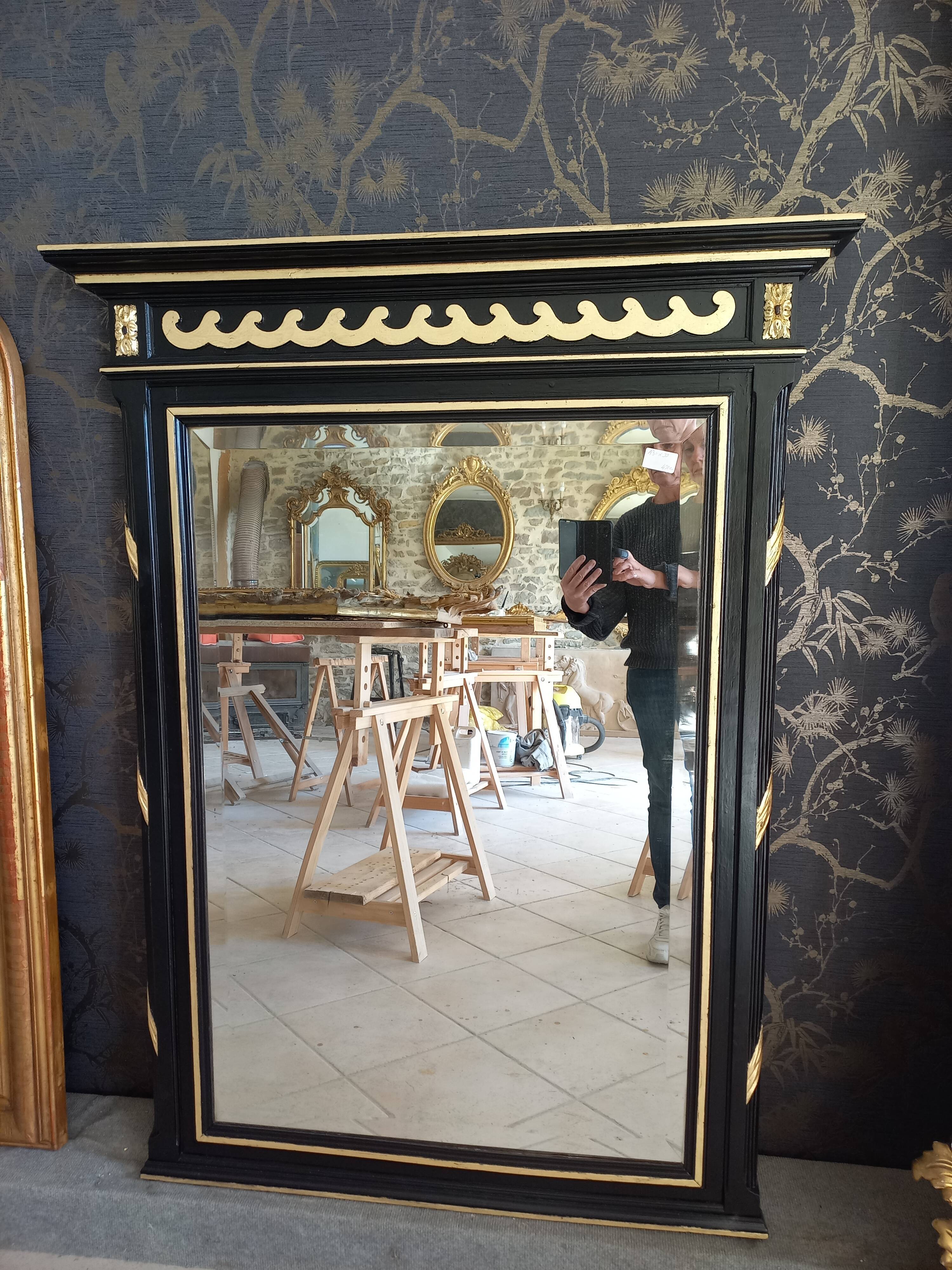 Miroir Napoléon III laqué noir et or 130 x 99cm