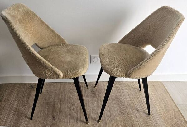 Paire de chaises tonneau vintage en tissu bouclette et pieds compas en laiton