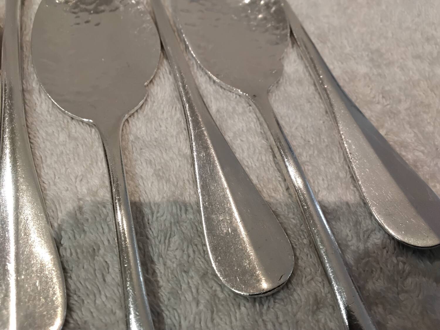 6 individual silver-plated metal sauce spoons with hammered baguette handles