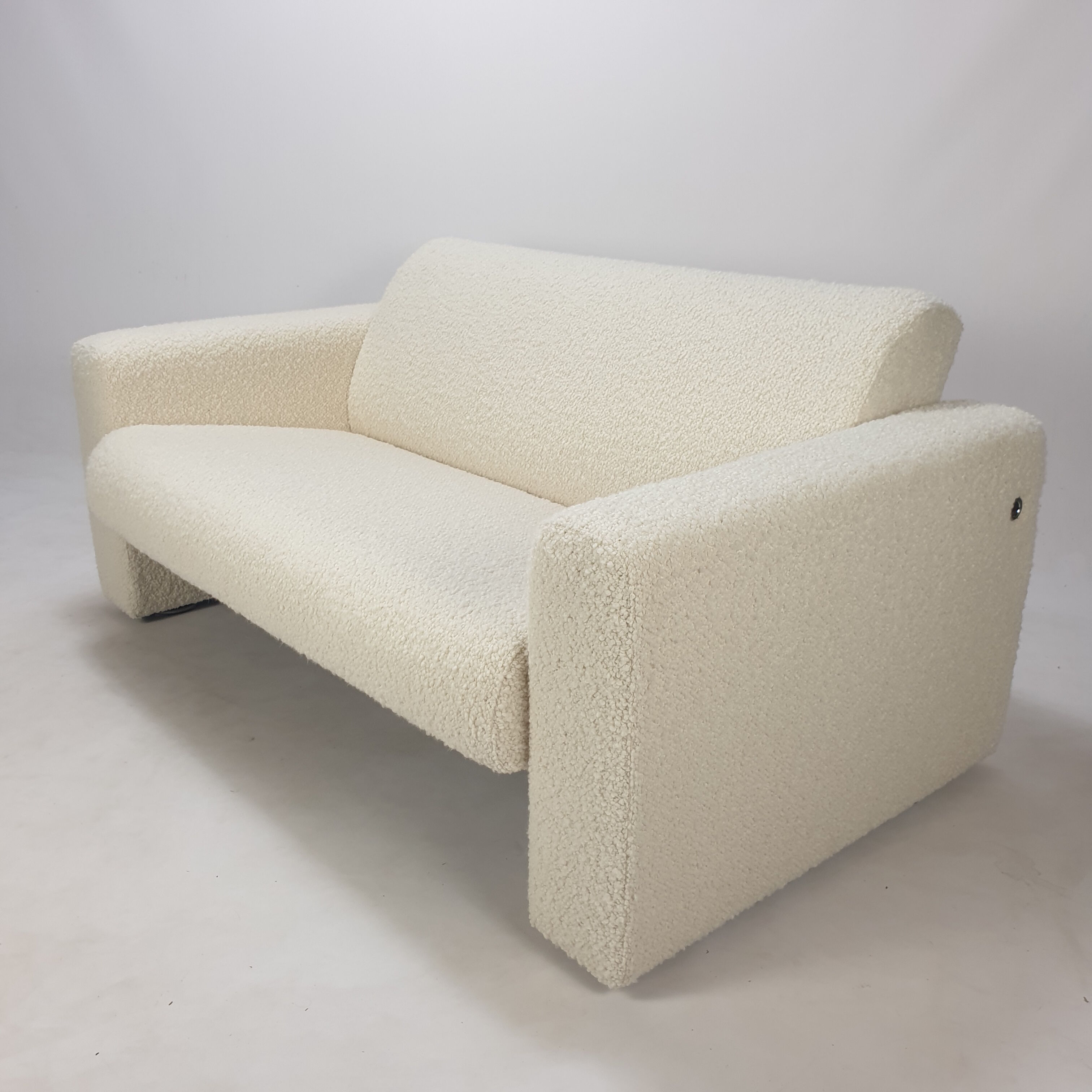 Two-seater sofa Model 691 by Artifort, 1980s.