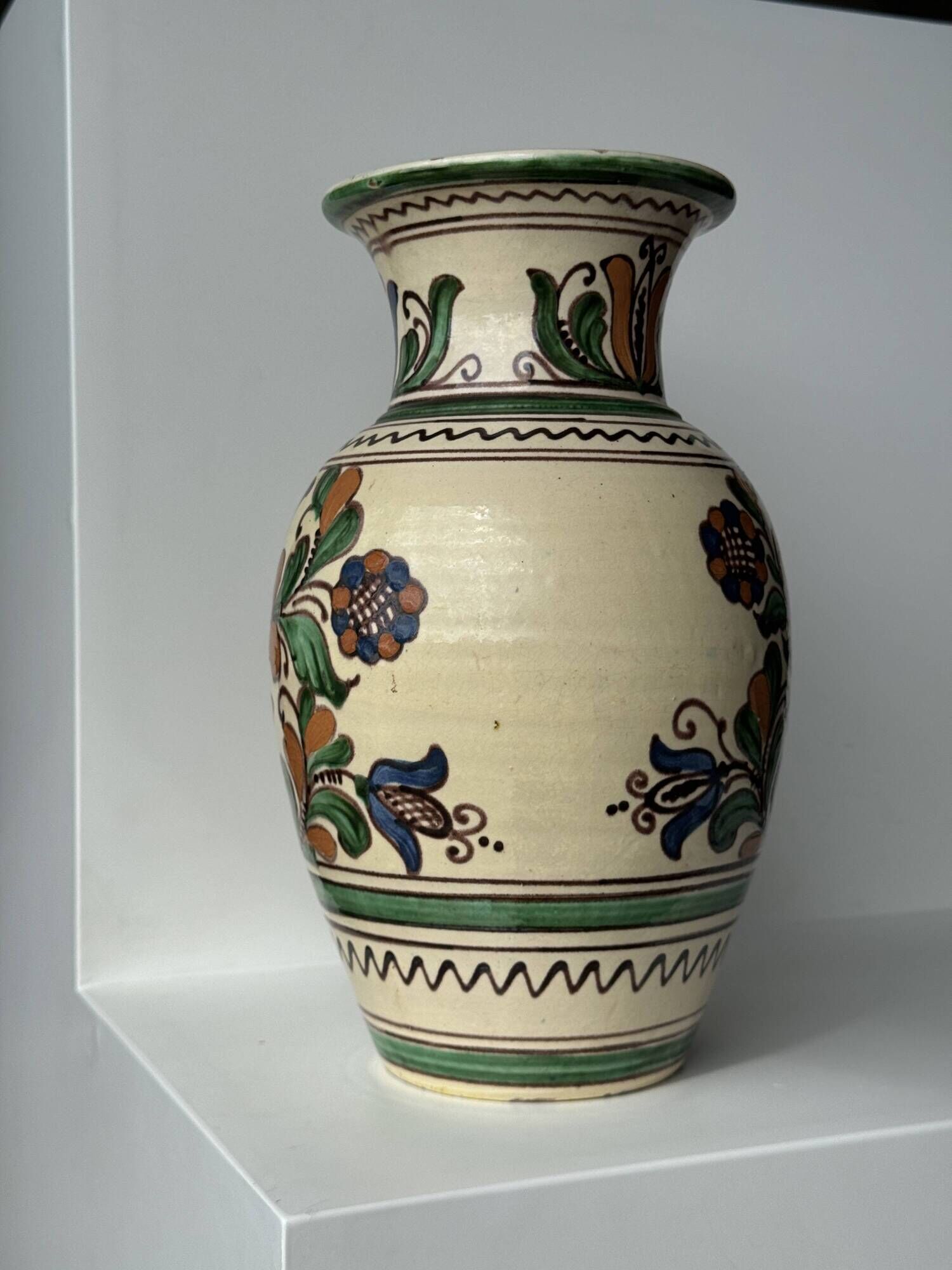 Large Provençal vase with beige background, green, blue and brown decoration of stylized plants