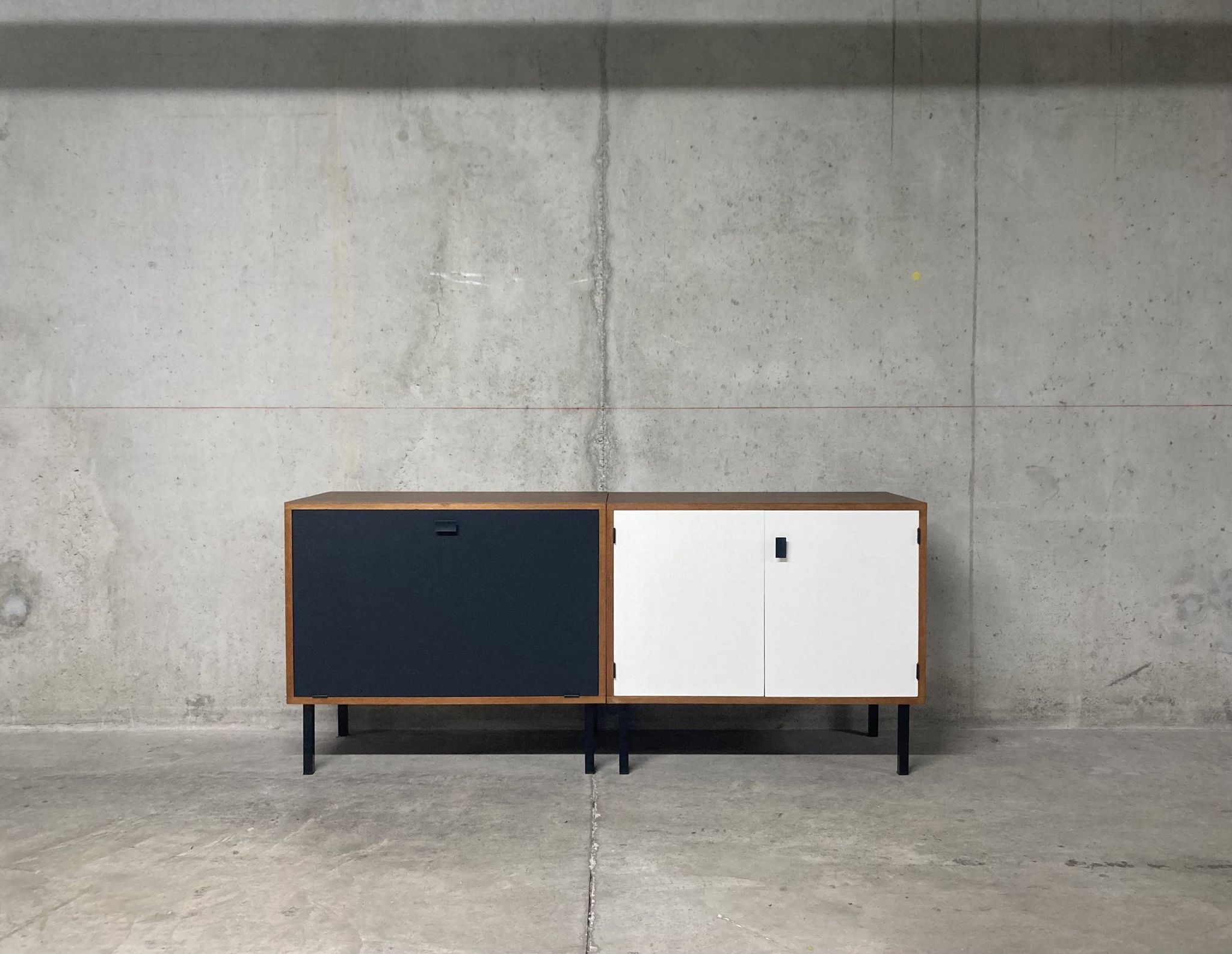 Enfilade moderniste noire et blanche Philippon et Lecoq vintage années 60