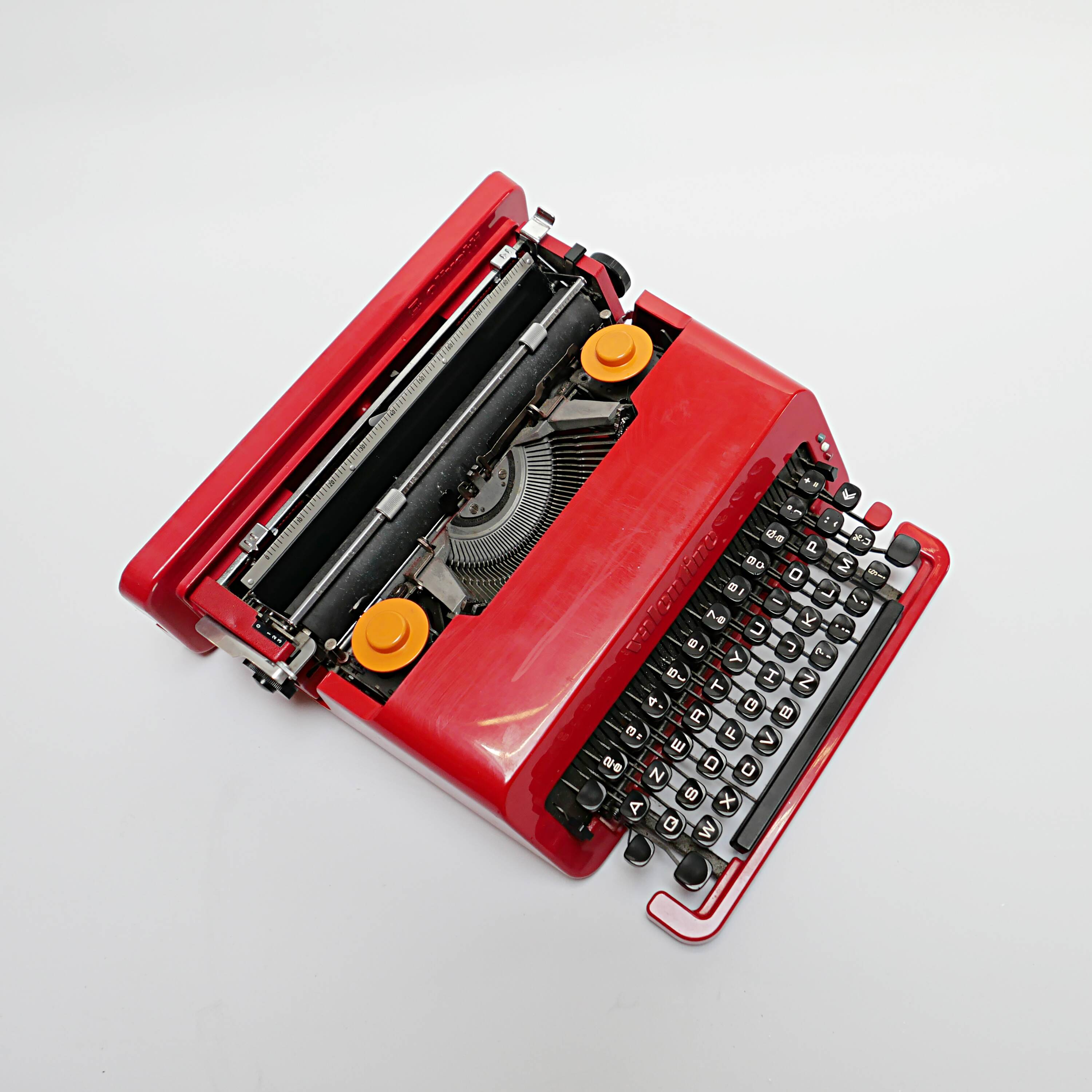 ETTORE SOTTSASS AND PERRY KING Typewriter Valentine Olivetti 1970 1980 came