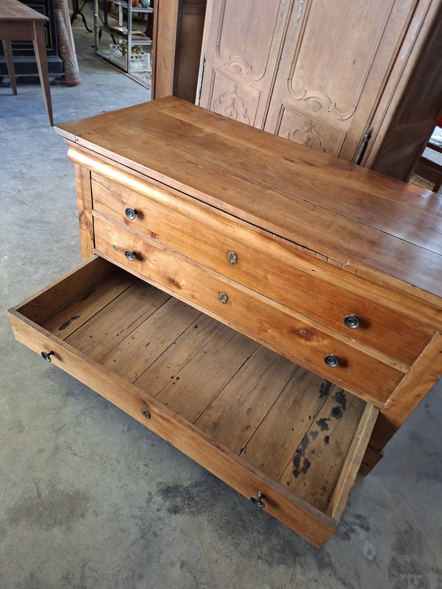 Louis Philippe 19th-century chest of drawers in solid walnut.