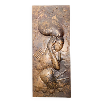 Large copper mural wall picture plastic sculpture from Maitre Kalumba with hammered relief motif 'Woman with Child and Drum', Africa, Zaire / Congo, 1970s