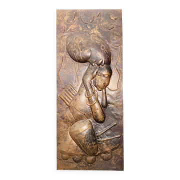 Grand tableau mural en cuivre, sculpture en plastique de Maitre Kalumba avec motif en relief martelé 'Femme avec enfant et tambour', Afrique, Zaïre / Congo, années 1970.