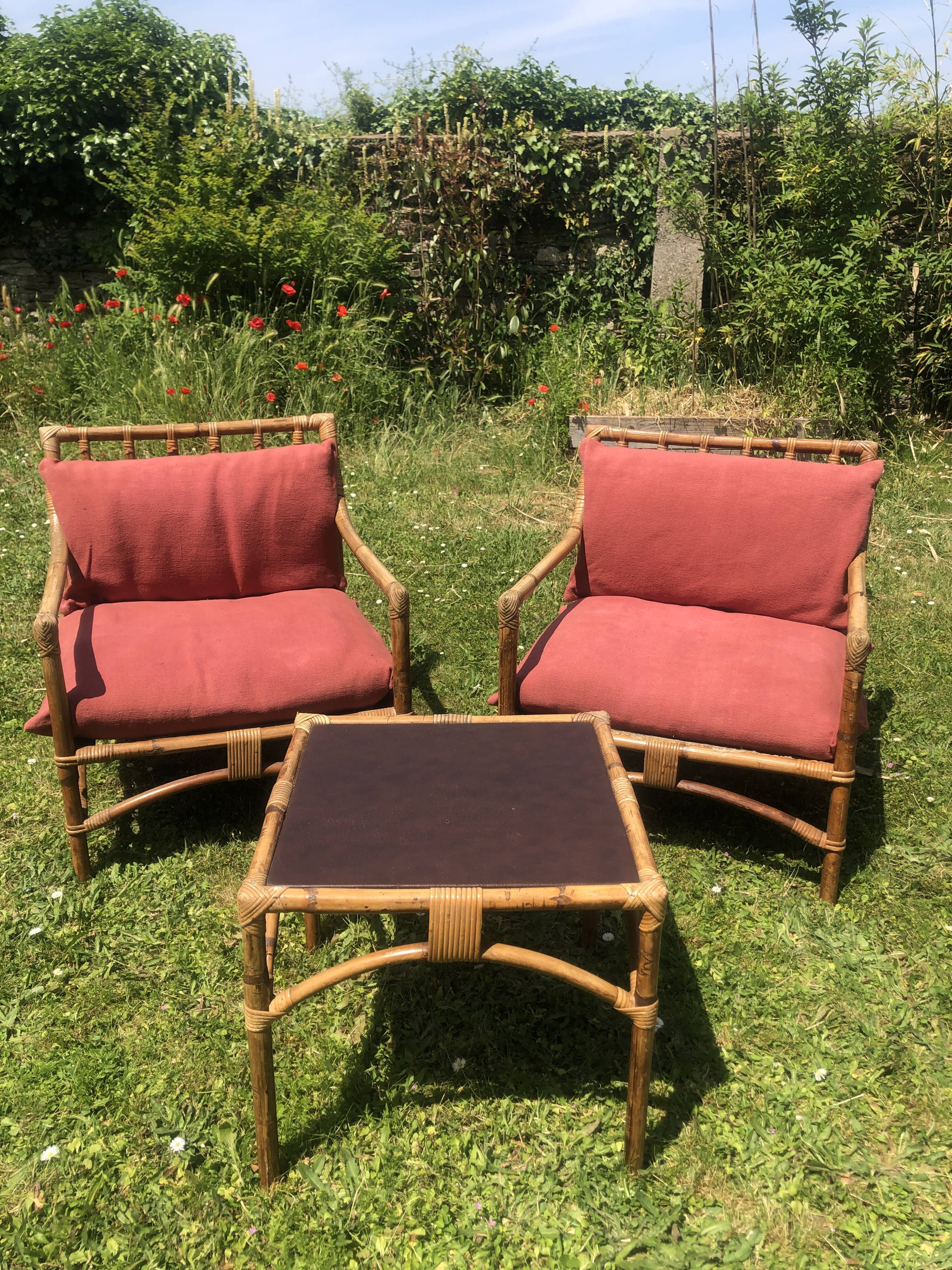 Rattan living room with 2 armchairs, coffee table cushions
