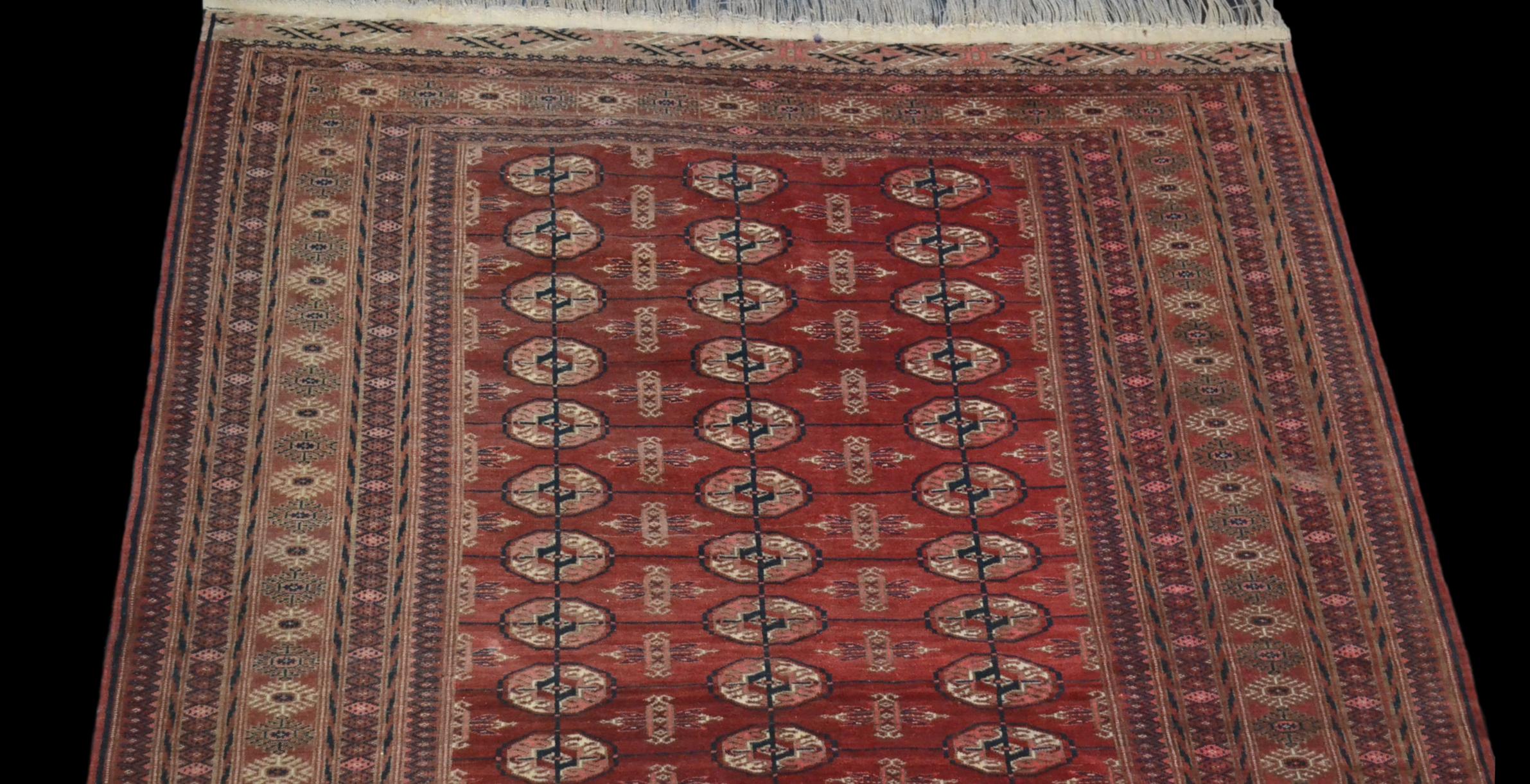 Bukhara-Tekke carpet , Central Asia, 133 cm x 180 cm, hand-knotted wool, before 1950