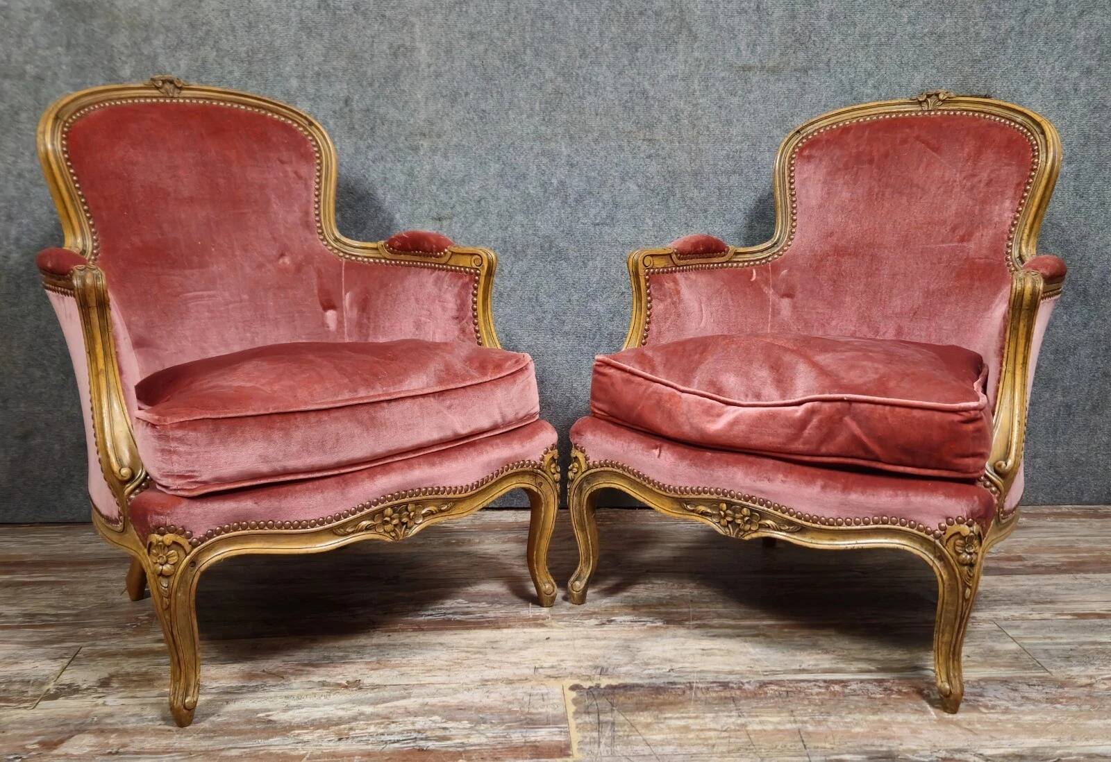 Pair of cabriolet armchairs in Louis XV style – Carved wood – Pink velvet –