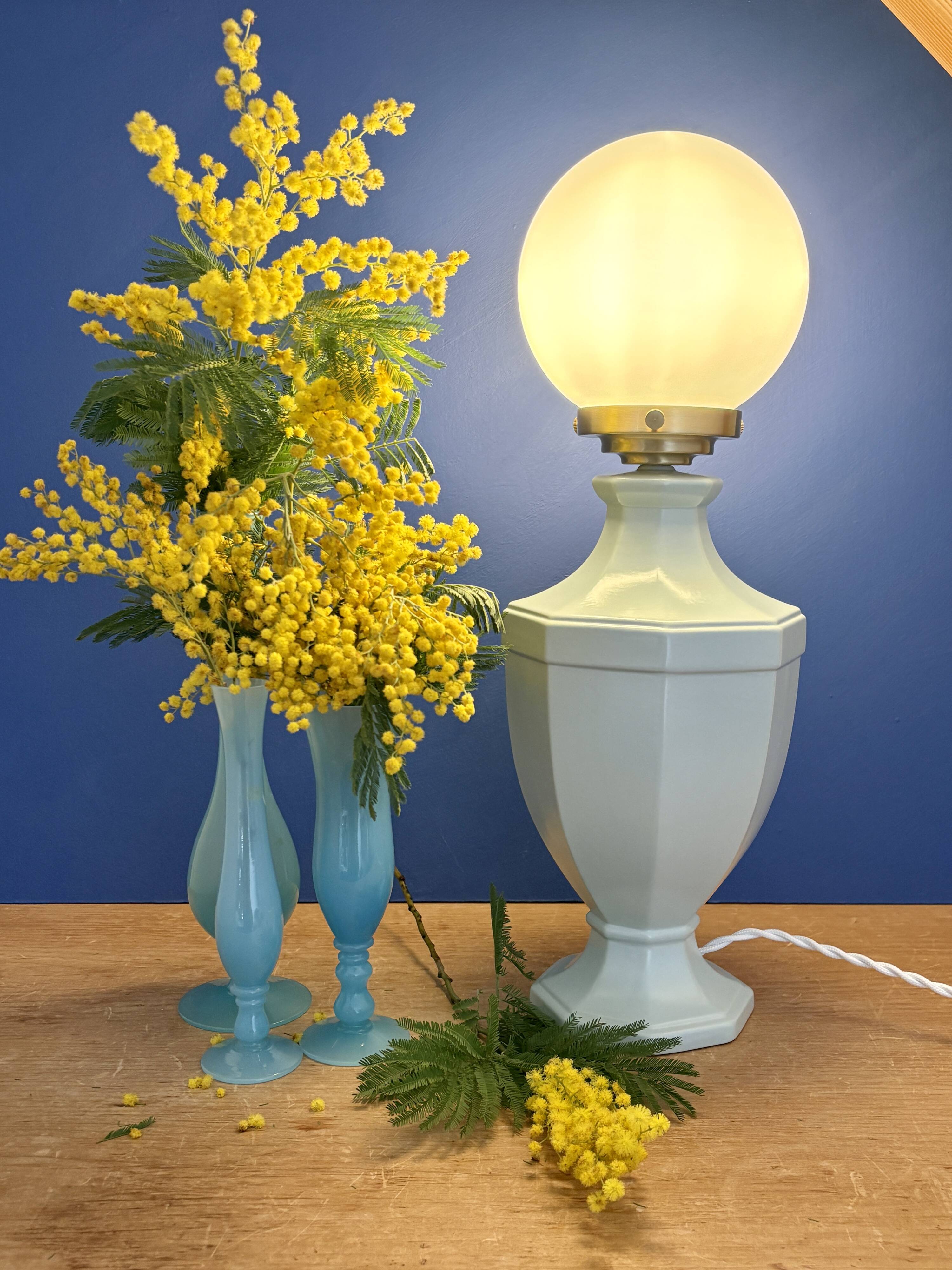Vintage table lamp in blue ceramic and white opaline.