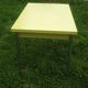 Table formica jaune