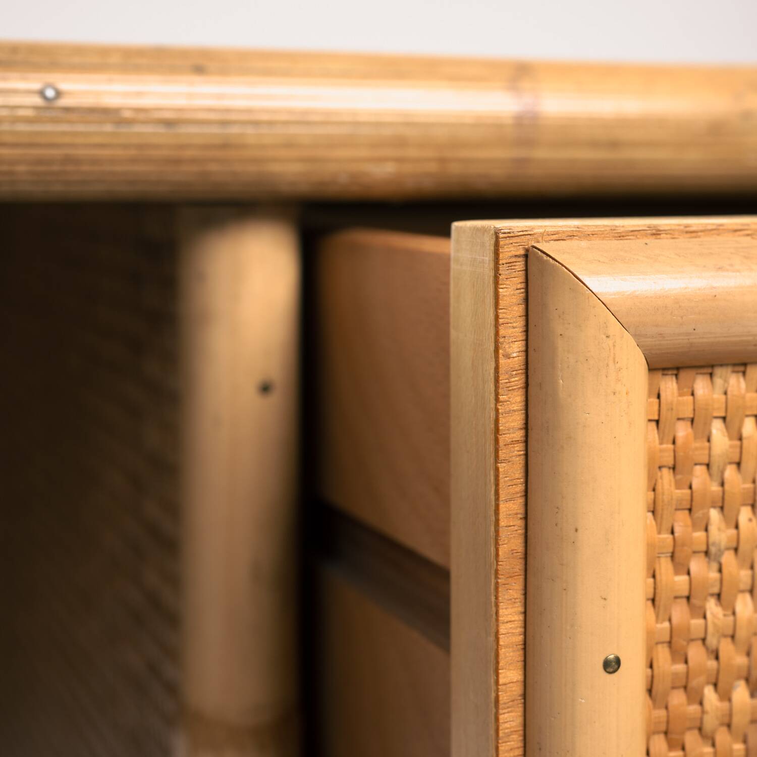 Bureau en rotin tressé et bambou avec charnières en bronze, Italie, années 1960