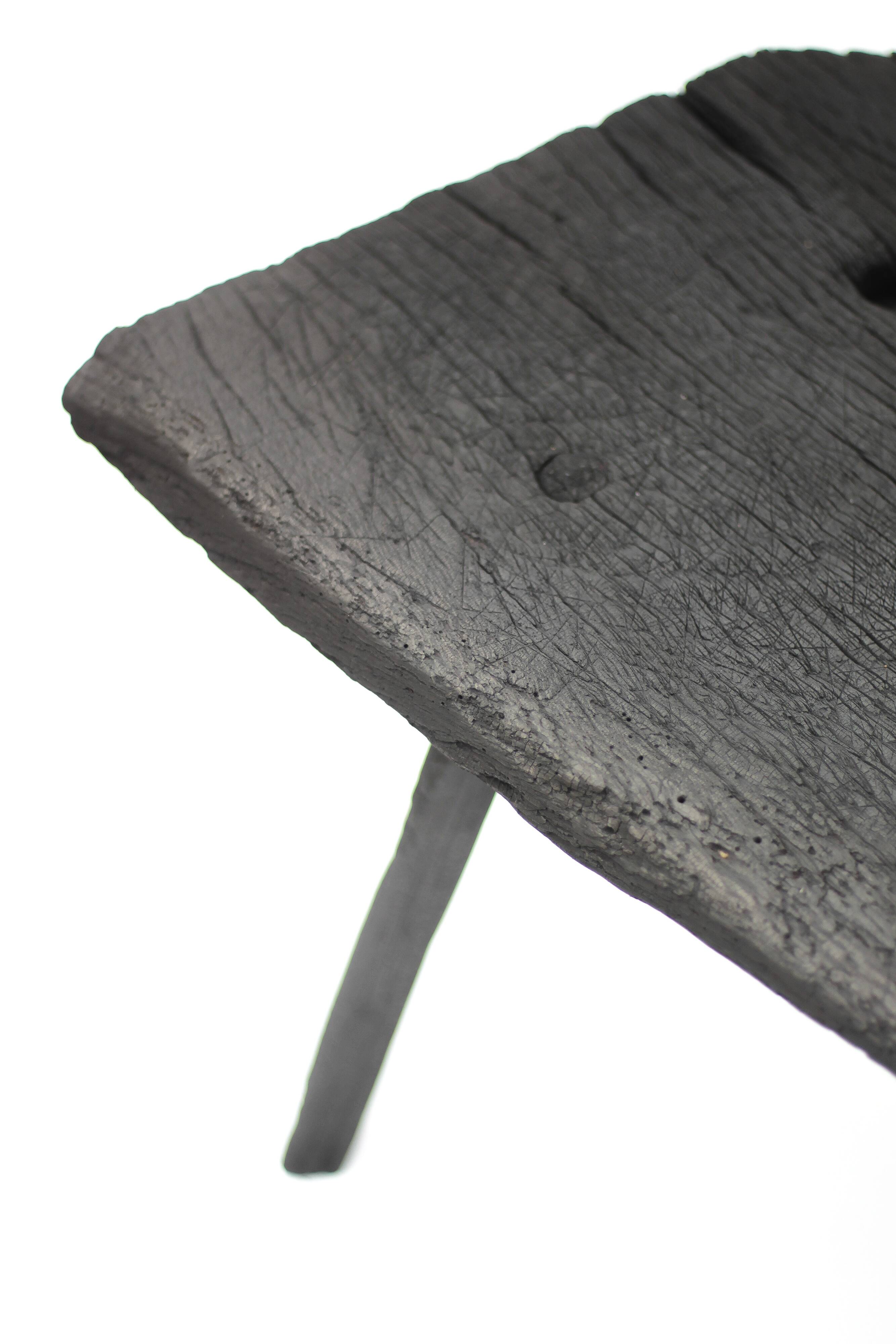 Table basse brutaliste tripode