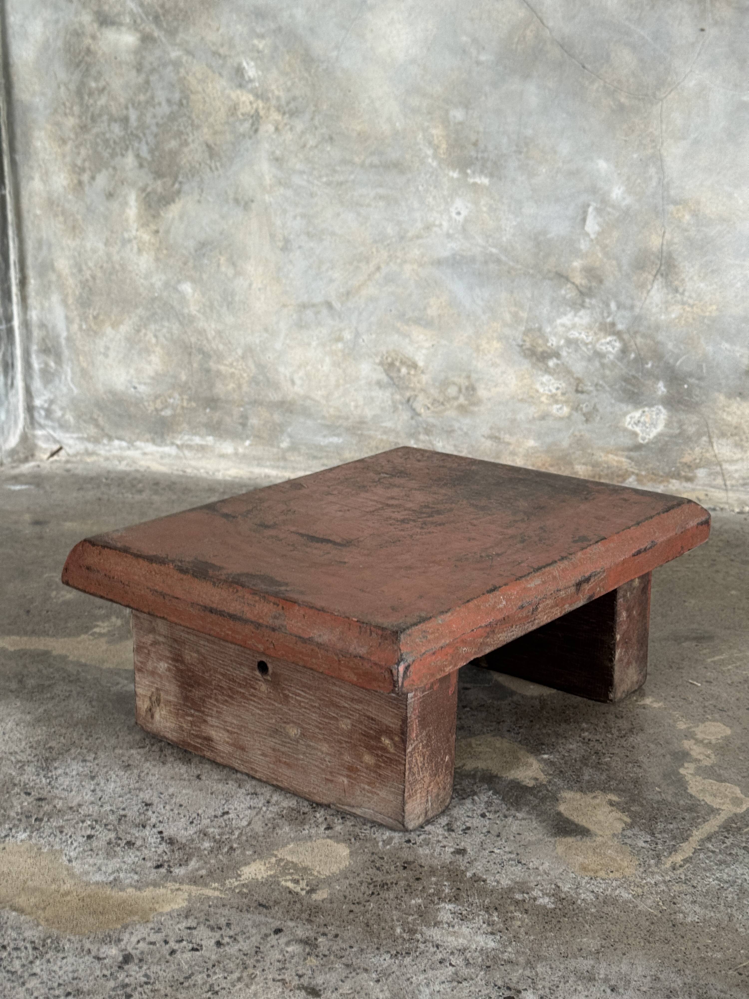 Small auxiliary stool in upcycled teak with red chrome (3274)