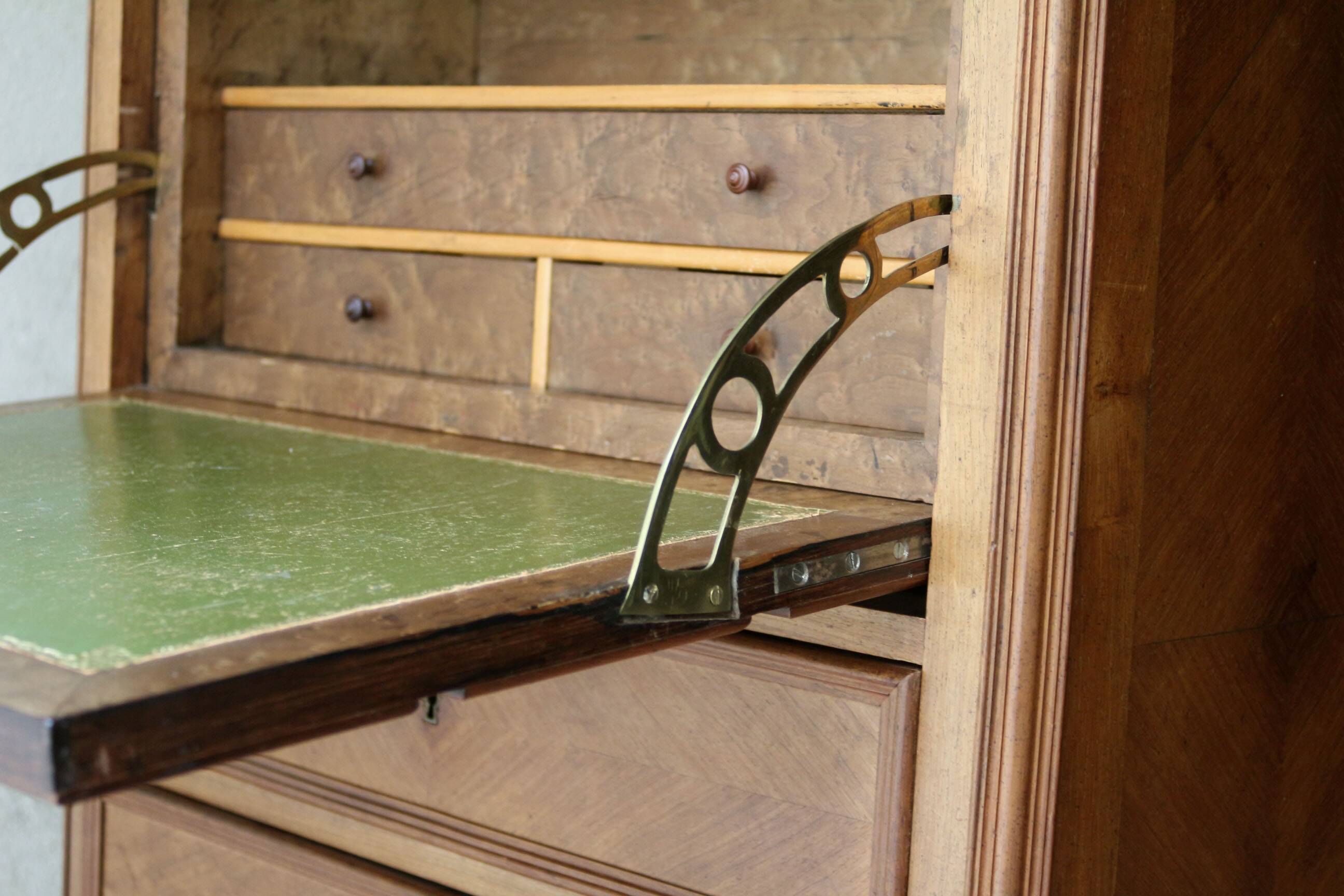 Magnificent 19th century secretary in walnut veneer.