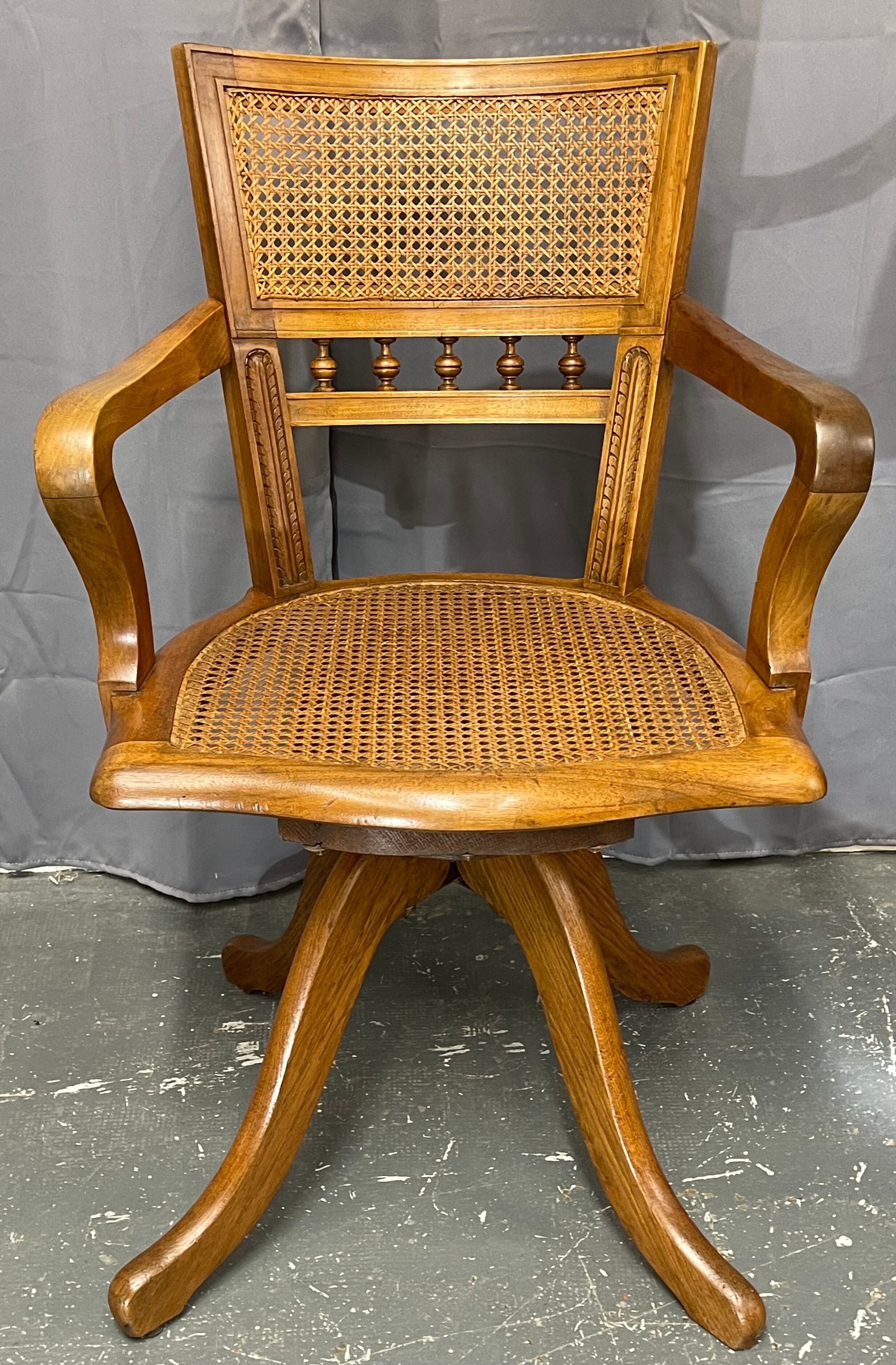 Fauteuil de bureau américain canné époque 1900