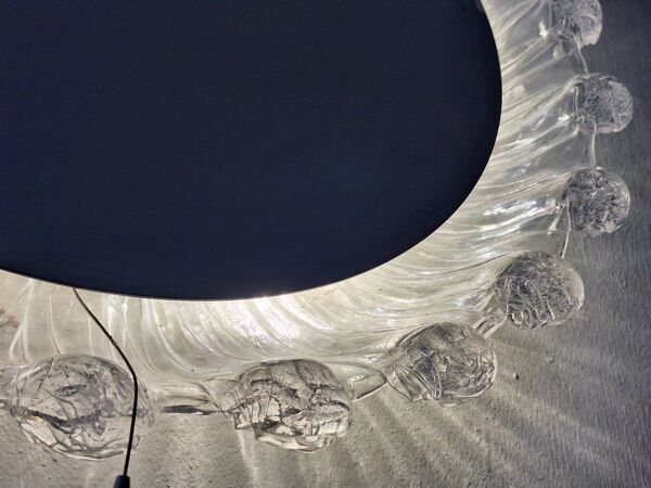 Grand miroir mural circulaire en acrylique glacé illuminé, années 1970.