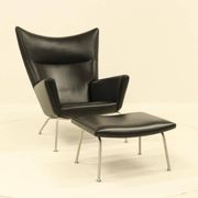 Fauteuil et repose-pieds assorti – CH445 et CH446 – par Hans Wegner