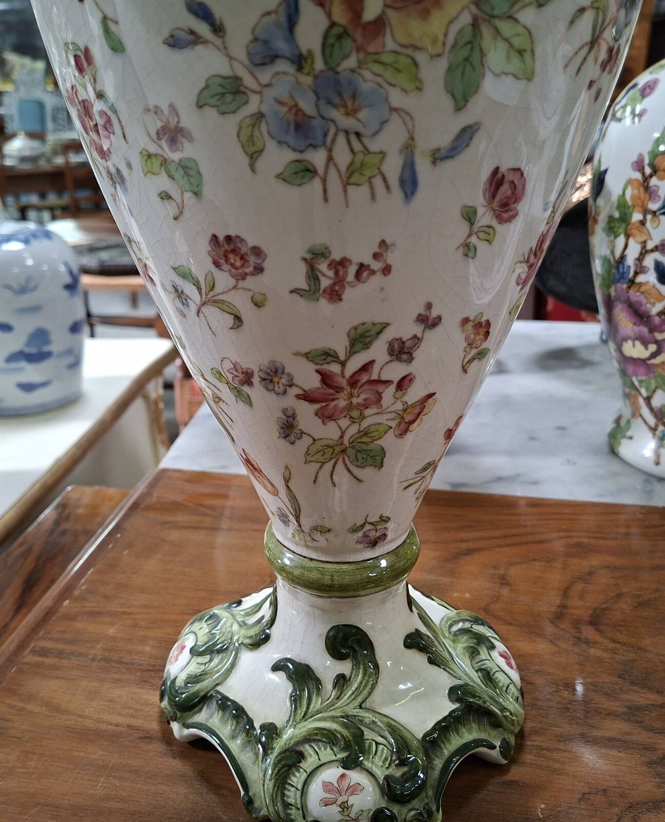 aiguière décorative en faïence polychrome – Décor floral – Style rocaille