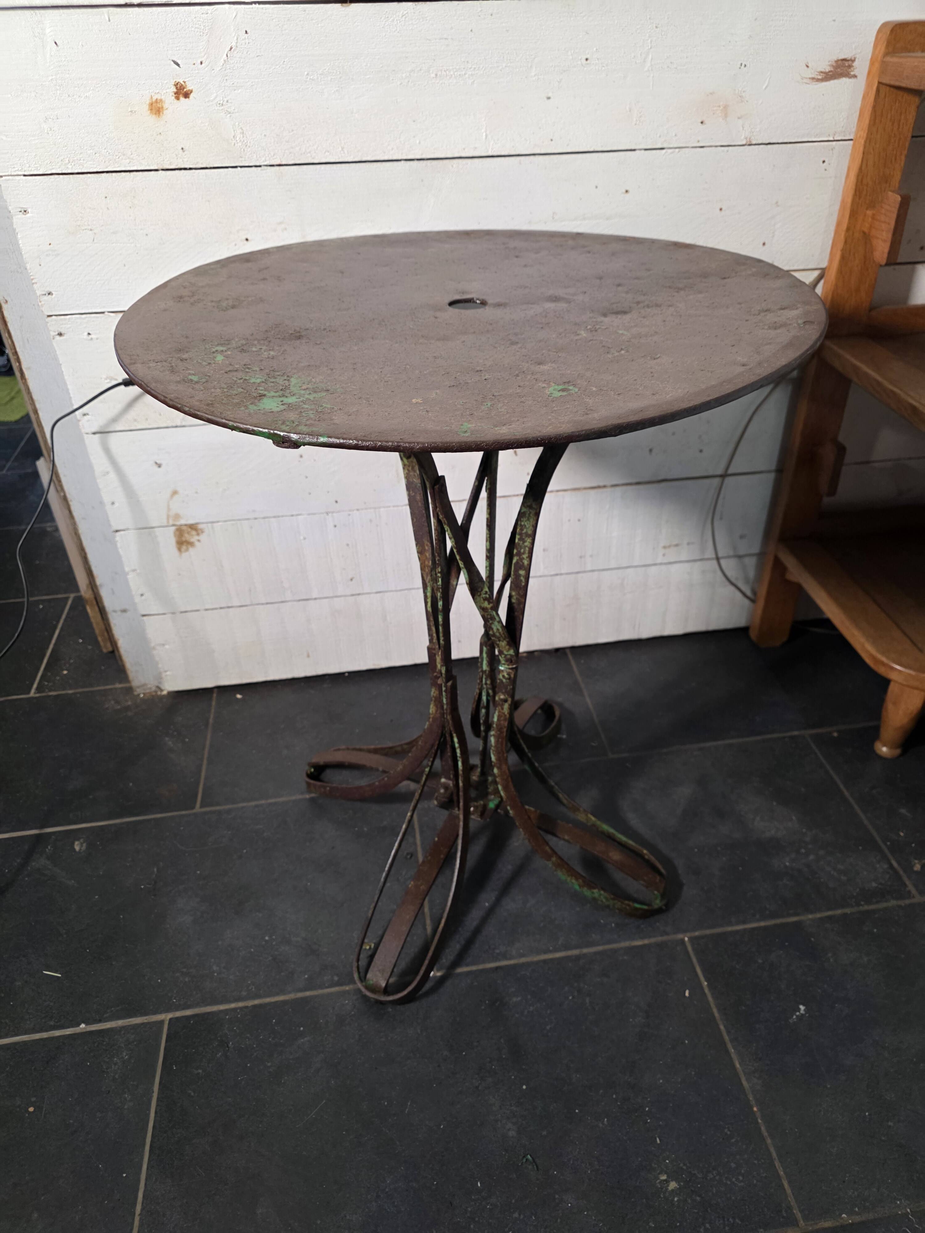 Table de jardin Eiffel en fer forgé riveté du XIXe