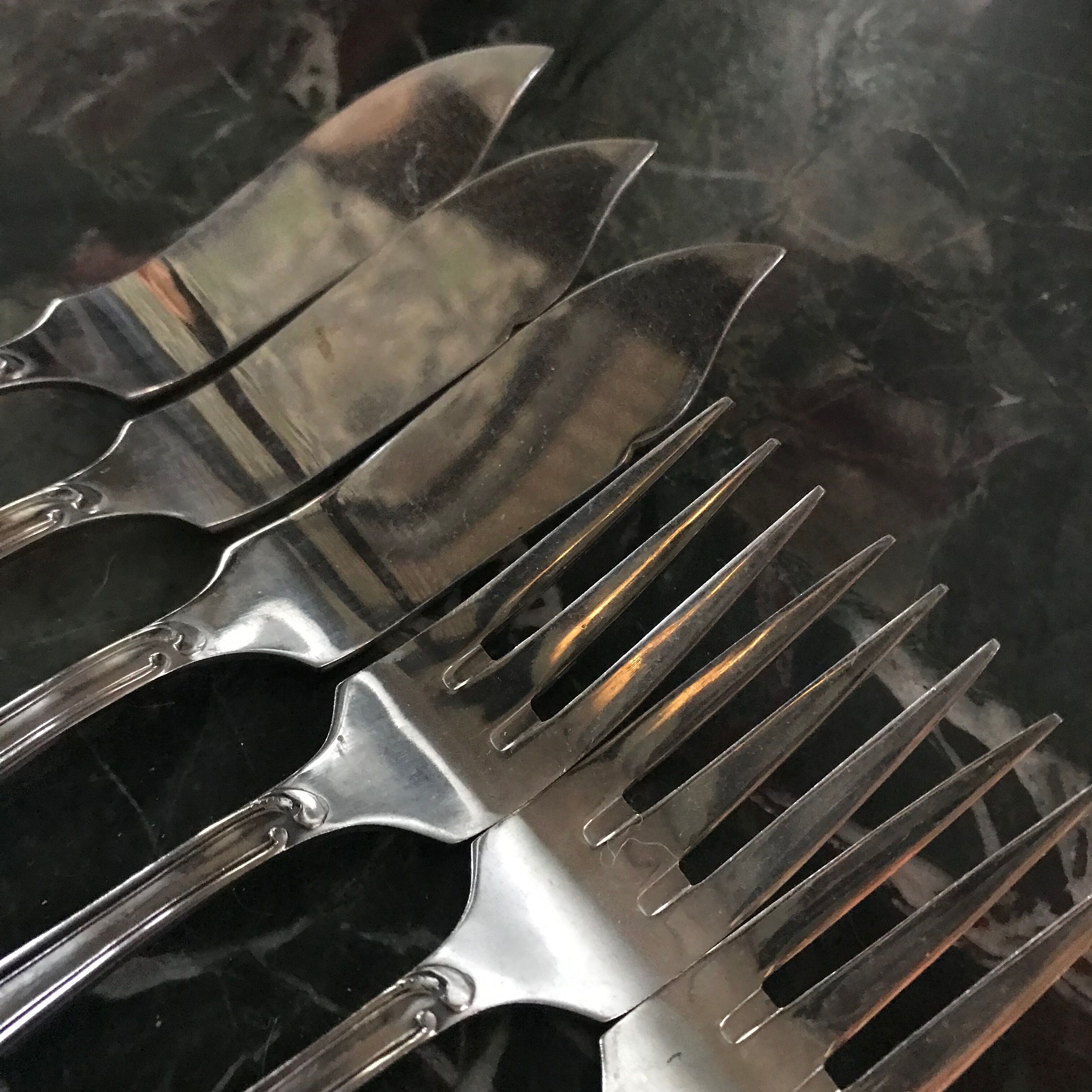 Pop-up Christmas 2022 Fish cutlery (3 knives and 3 forks) silver metal.