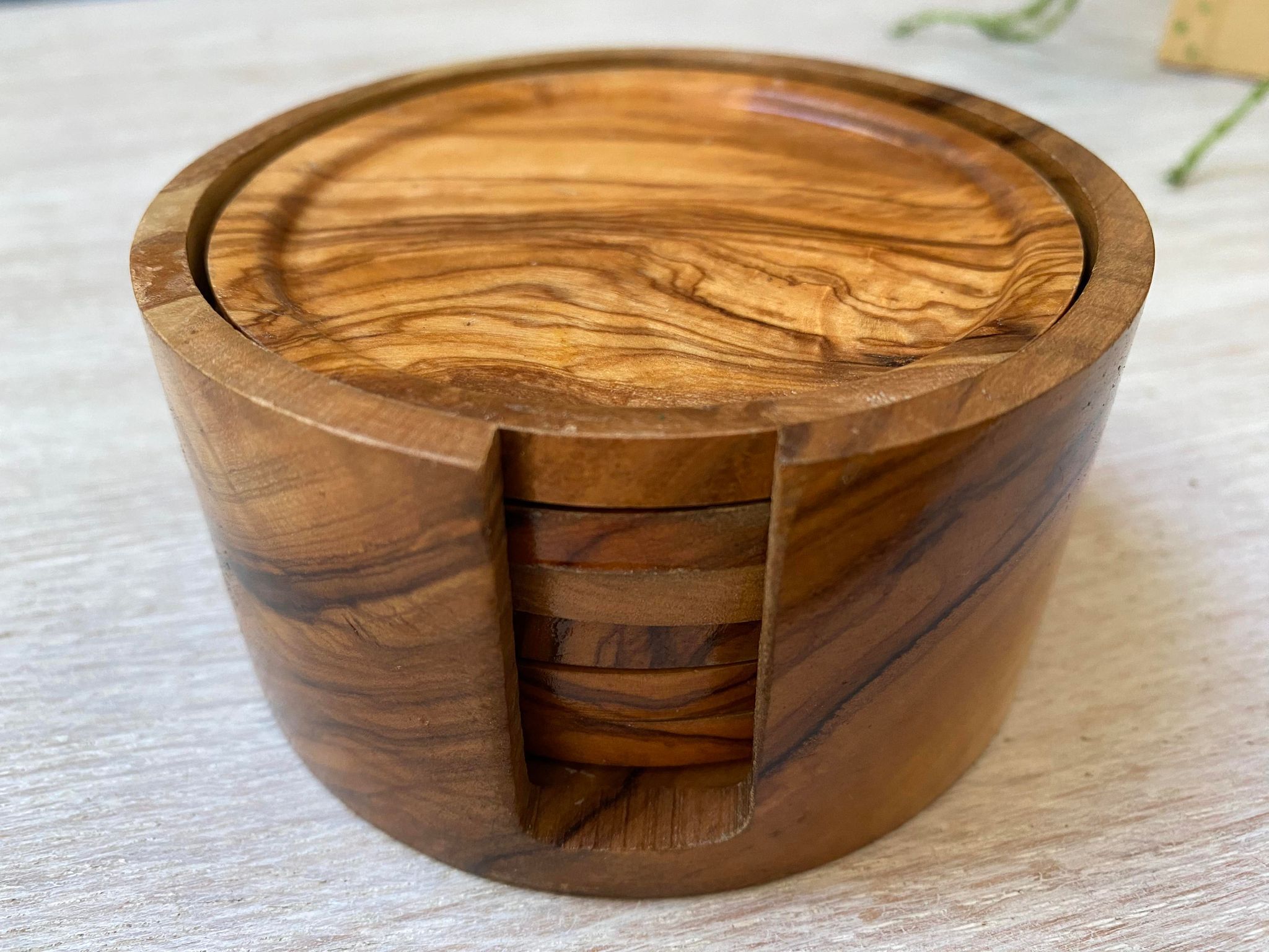 6 coasters in olive wood and their storage box