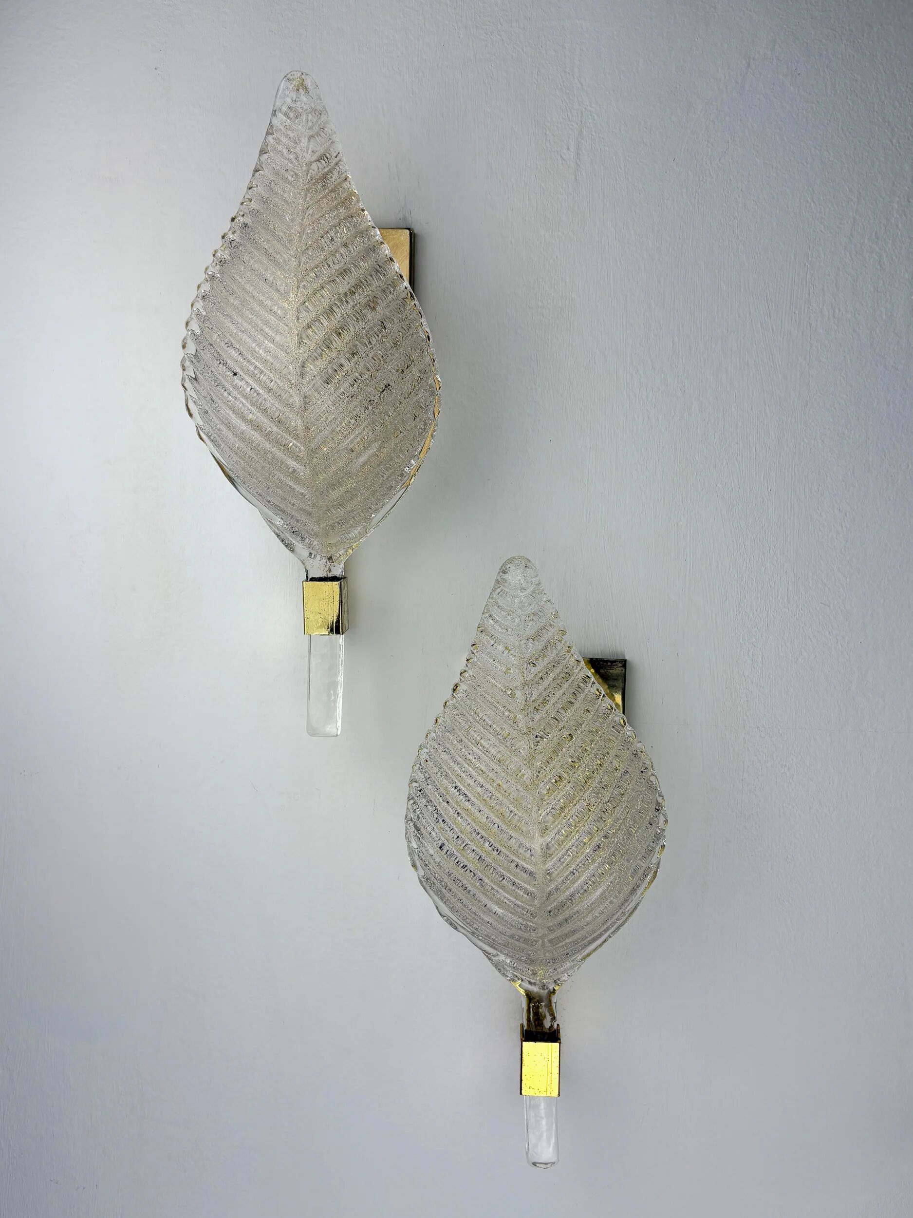 Paire de appliques murales en forme de feuille par Barovier & Toso, verre de Murano, Italie années 1950.