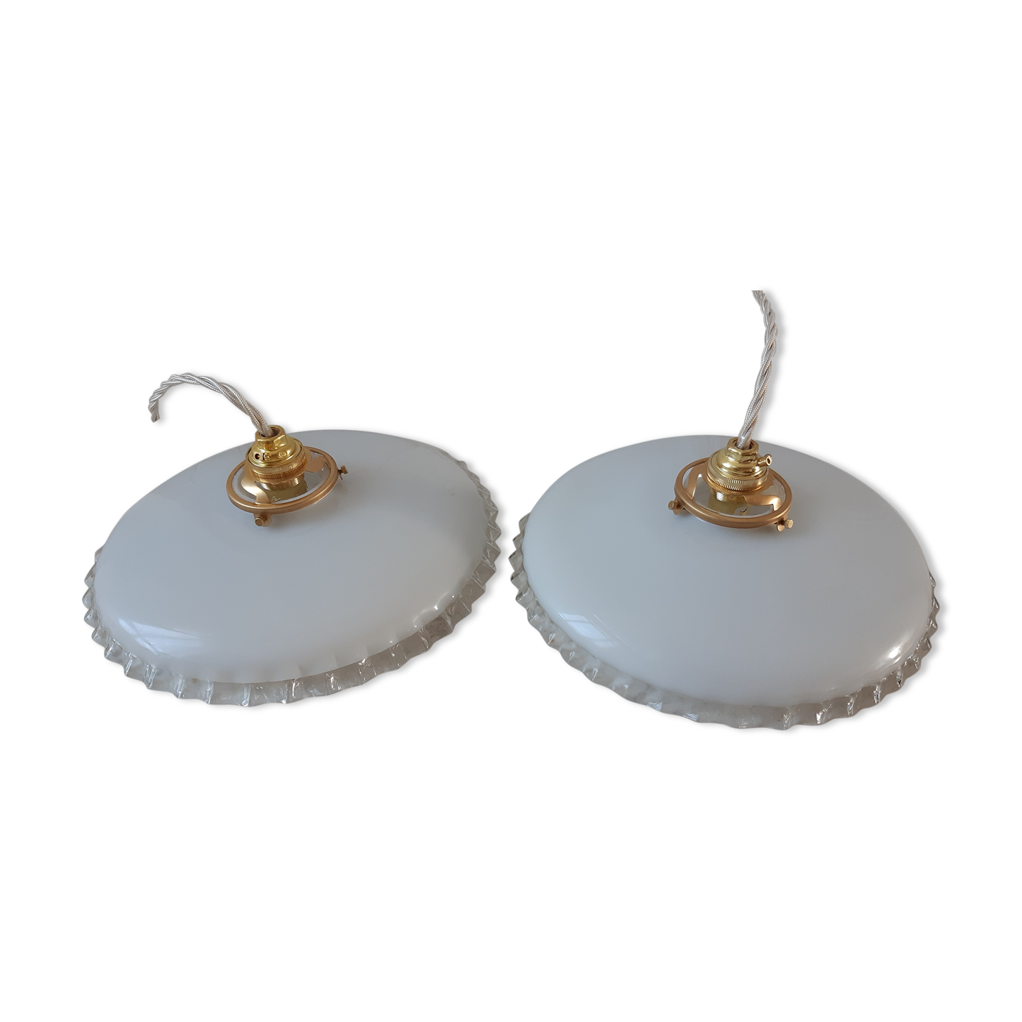 Pair of suspensions in pleated opaline and rounded border 30-40s