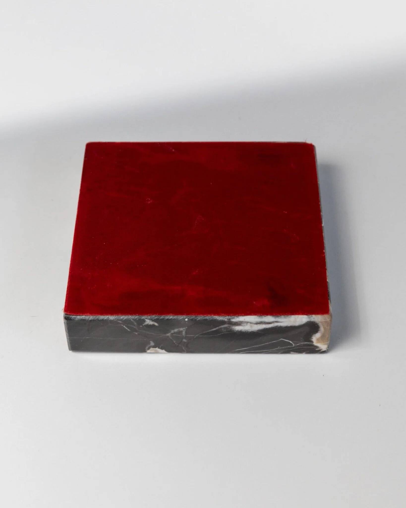 Cendrier vintage en marbre noir, beige et blanc avec base en tissu rouge - Design italien des années 1970, sculpture de bureau lourde