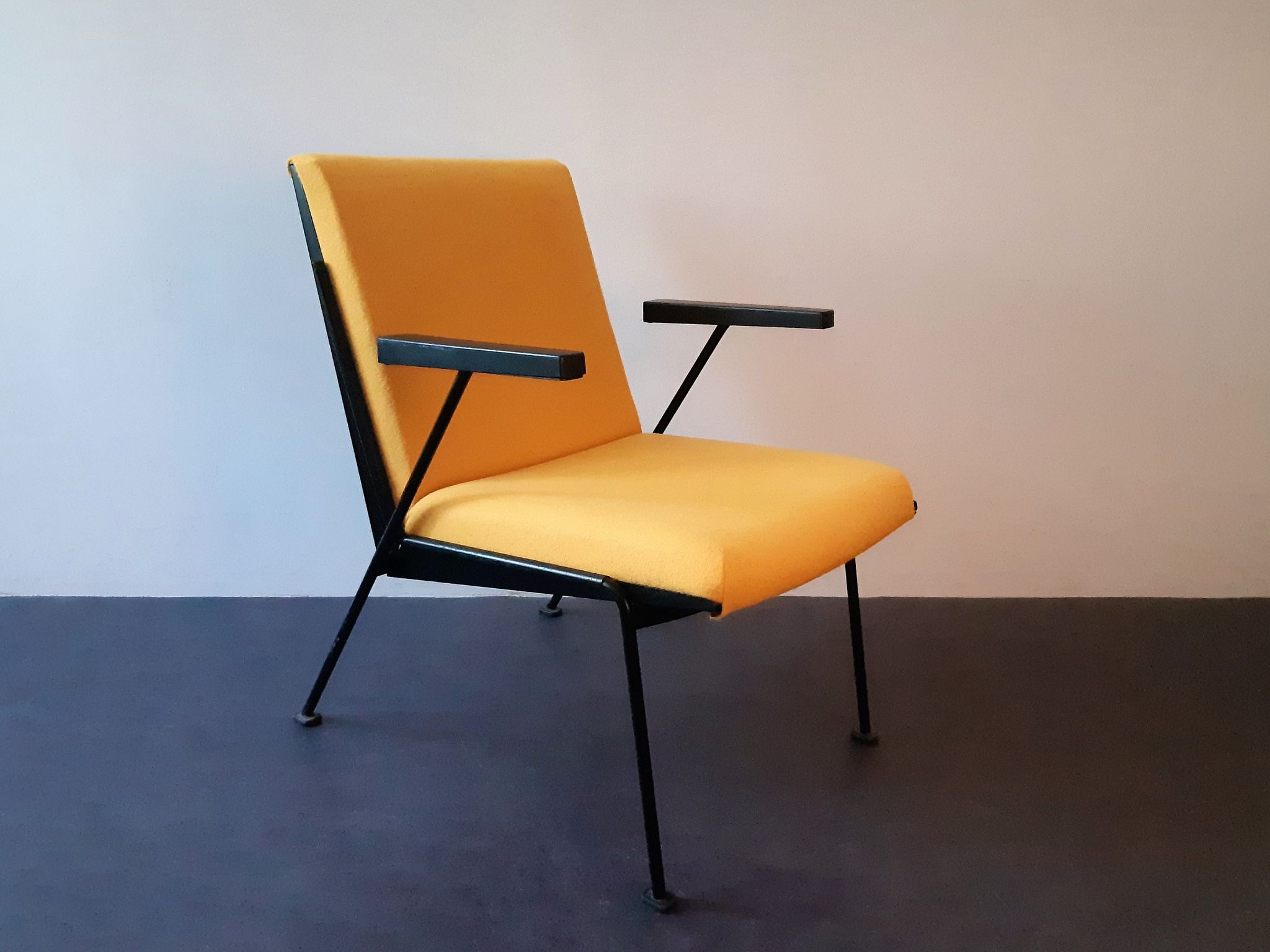 2 yellow 'Oase' lounge chairs with armrests by Wim Rietveld for Ahrend de Circel