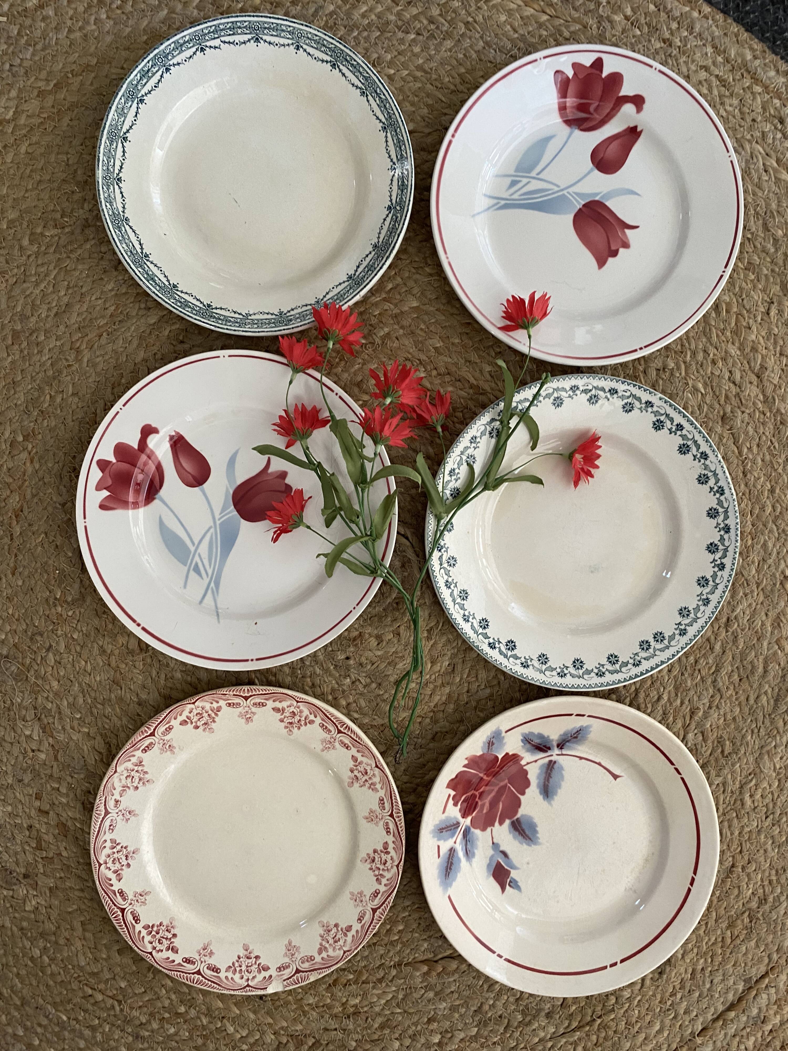 Old flat plates in red, green and blue gray.