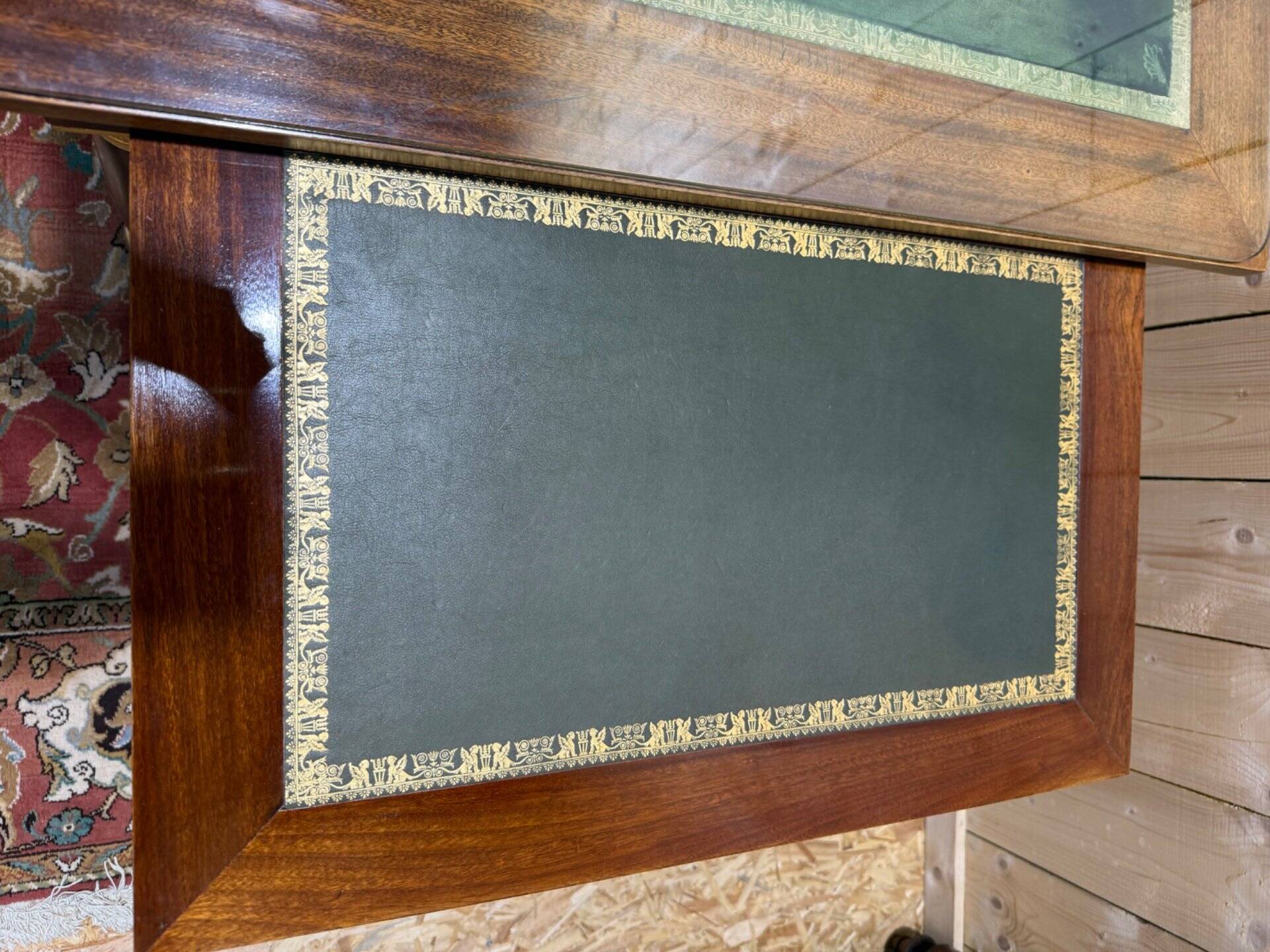 Bureau plat de style Empire en acajou et cuir vert