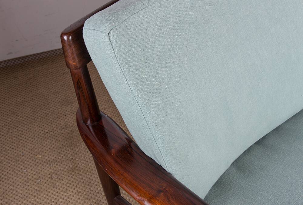Canapé Danois 3 places en Palissandre et Tissu neuf par Grete Jalk pour Poul Jepessen 1960.