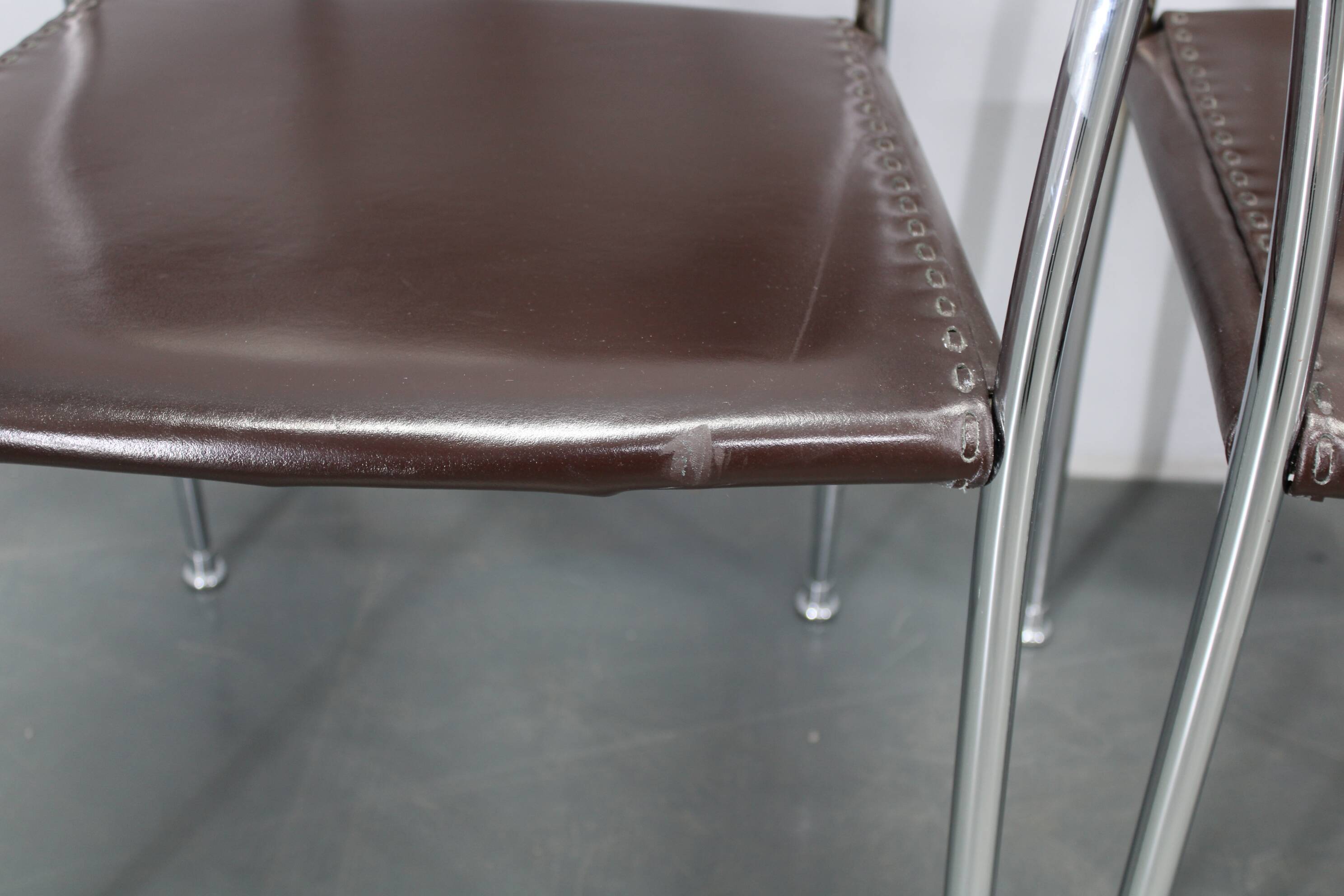 Ensemble de six fauteuils en cuir italien et chrome par Arper.