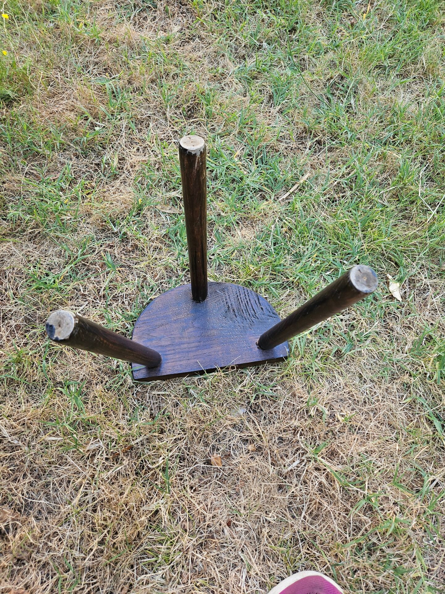 Tabouret tripode en bois massif vintage