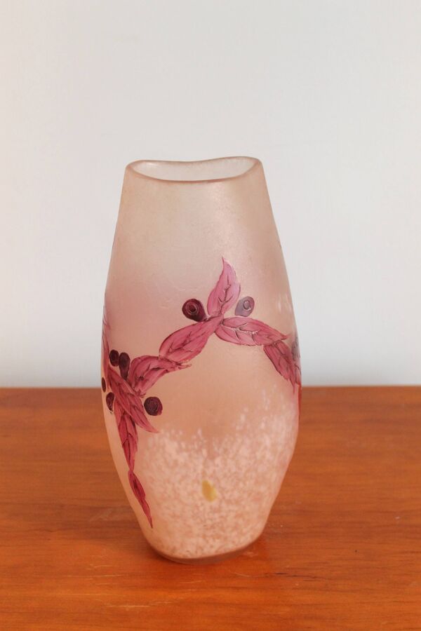 Vase série Rubis en fleurs en verre dégagé à l'acide signé Legras