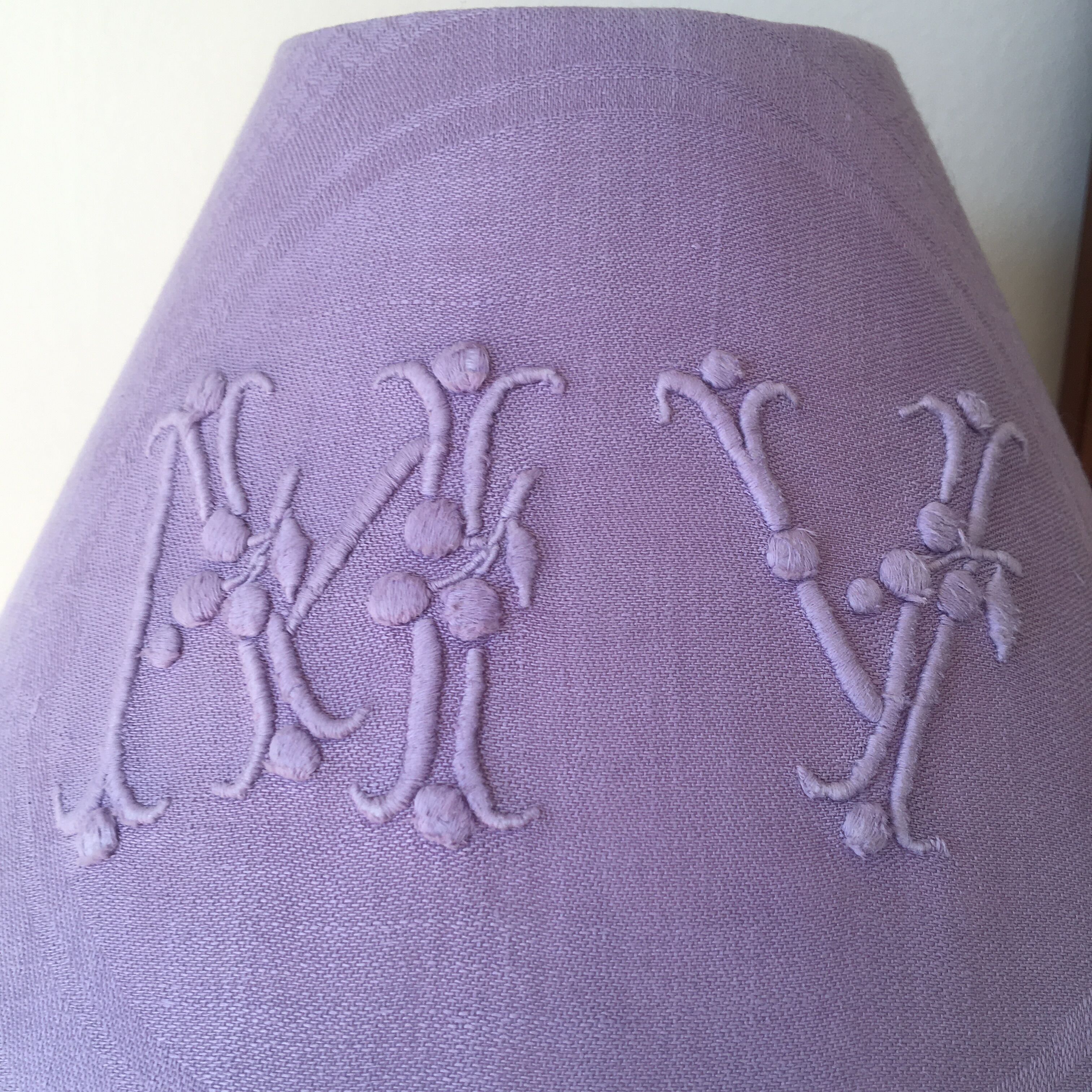 Table lamp with crystal tassels